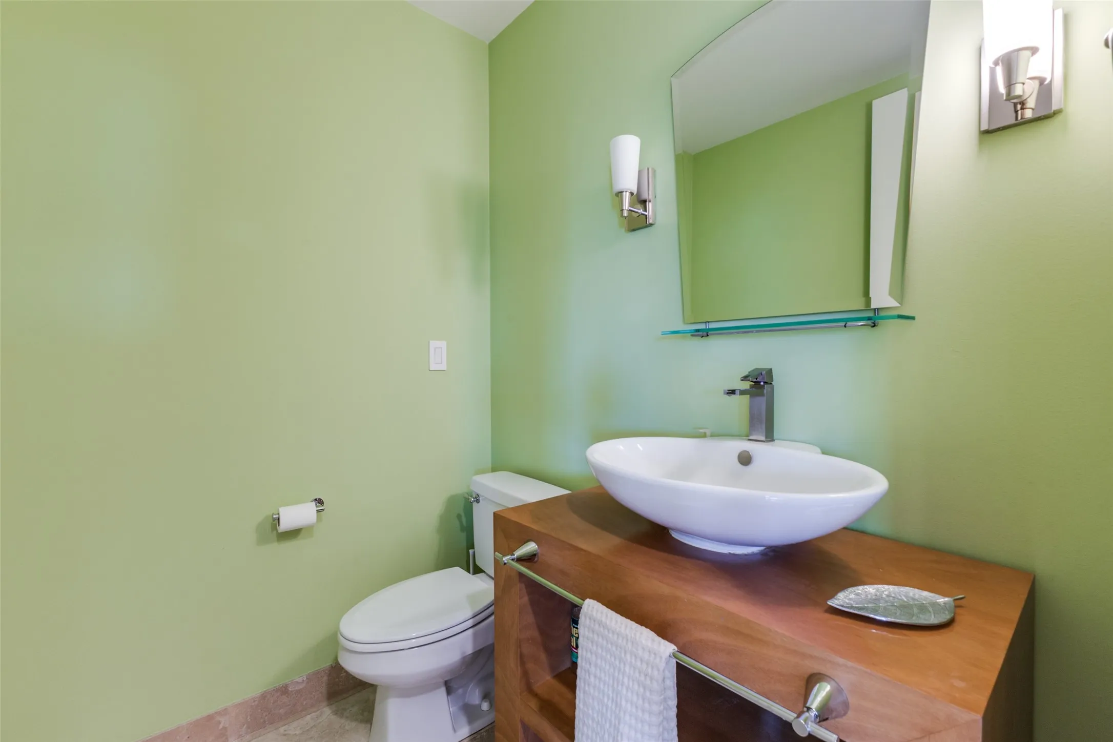 Condominium For Sale in Dallas County , 1505 Elm Street 1004, Dallas, Texas 75201, 1 Bedroom, 2 Bathroom, 1 Garage spaces, 1,482 Sqft, built in 1957, Preowned, mls#20855002, Real Estate Agent in Dallas, Homes For Sale in Dallas county, Homes For Sale in Dallas, Realtor in Dallas Texas, Real Estate Brokerage Independent Realty Texas, Luminita Cordes Realtor