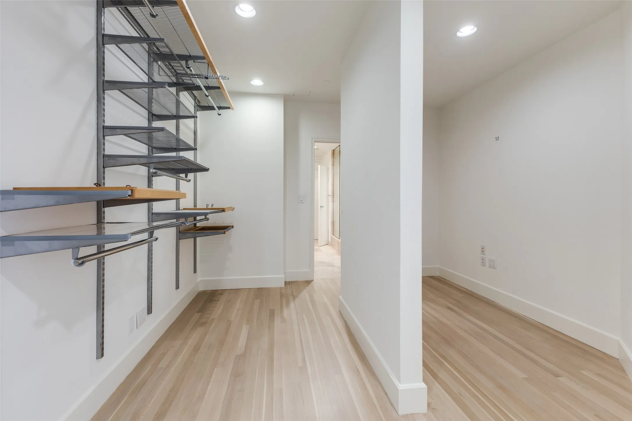 Condominium For Sale in Dallas County , 1505 Elm Street 1004, Dallas, Texas 75201, 1 Bedroom, 2 Bathroom, 1 Garage spaces, 1,482 Sqft, built in 1957, Preowned, mls#20855002, Real Estate Agent in Dallas, Homes For Sale in Dallas county, Homes For Sale in Dallas, Realtor in Dallas Texas, Real Estate Brokerage Independent Realty Texas, Luminita Cordes Realtor