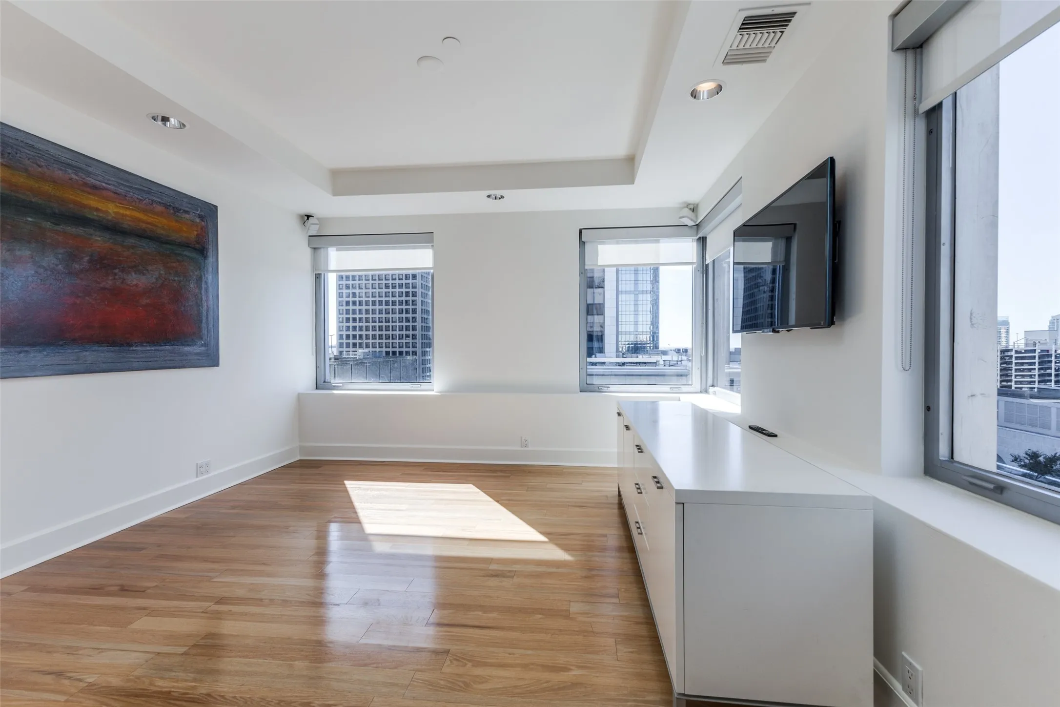 Condominium For Sale in Dallas County , 1505 Elm Street 1004, Dallas, Texas 75201, 1 Bedroom, 2 Bathroom, 1 Garage spaces, 1,482 Sqft, built in 1957, Preowned, mls#20855002, Real Estate Agent in Dallas, Homes For Sale in Dallas county, Homes For Sale in Dallas, Realtor in Dallas Texas, Real Estate Brokerage Independent Realty Texas, Luminita Cordes Realtor