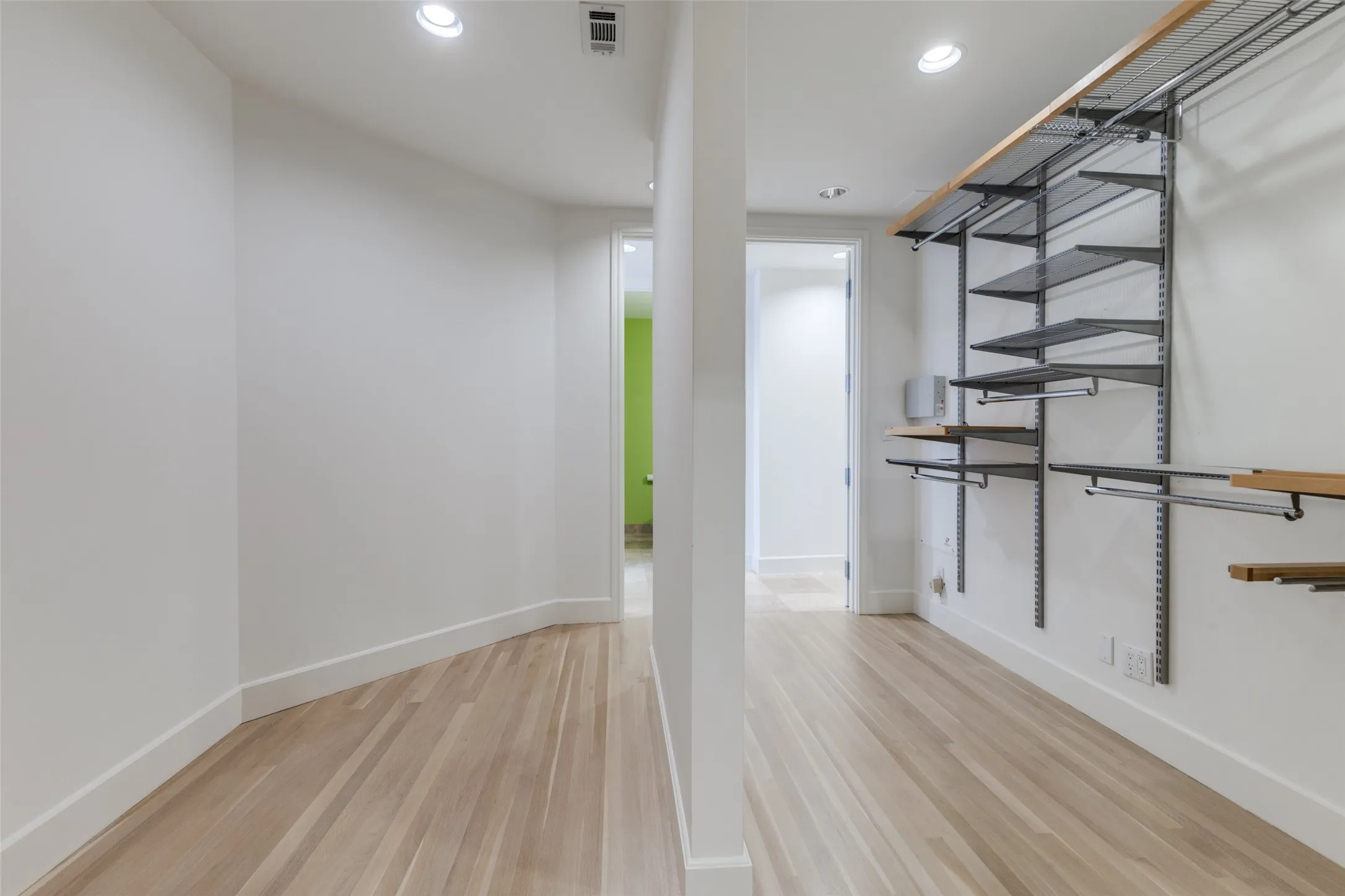 Condominium For Sale in Dallas County , 1505 Elm Street 1004, Dallas, Texas 75201, 1 Bedroom, 2 Bathroom, 1 Garage spaces, 1,482 Sqft, built in 1957, Preowned, mls#20855002, Real Estate Agent in Dallas, Homes For Sale in Dallas county, Homes For Sale in Dallas, Realtor in Dallas Texas, Real Estate Brokerage Independent Realty Texas, Luminita Cordes Realtor