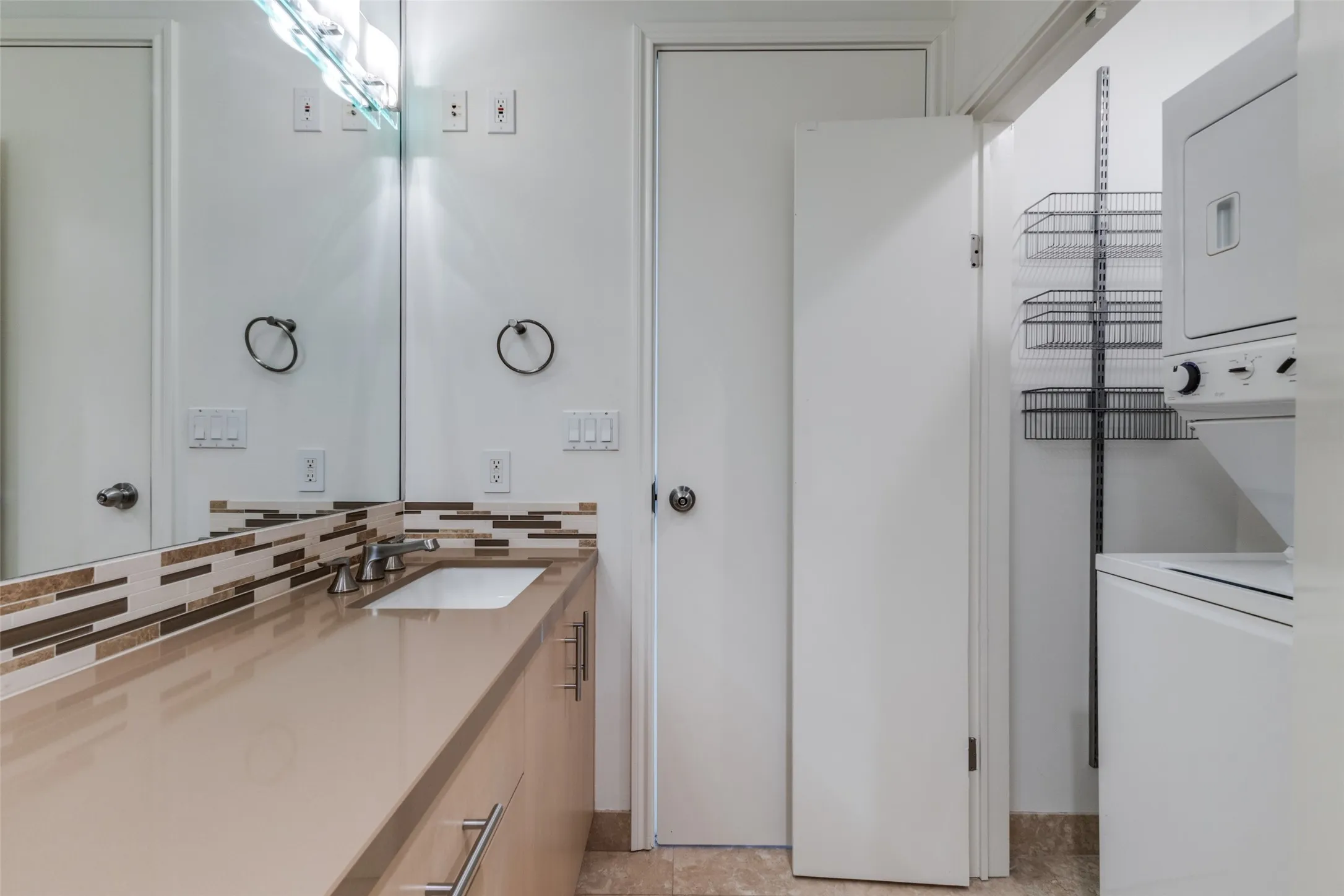 Condominium For Sale in Dallas County , 1505 Elm Street 1004, Dallas, Texas 75201, 1 Bedroom, 2 Bathroom, 1 Garage spaces, 1,482 Sqft, built in 1957, Preowned, mls#20855002, Real Estate Agent in Dallas, Homes For Sale in Dallas county, Homes For Sale in Dallas, Realtor in Dallas Texas, Real Estate Brokerage Independent Realty Texas, Luminita Cordes Realtor