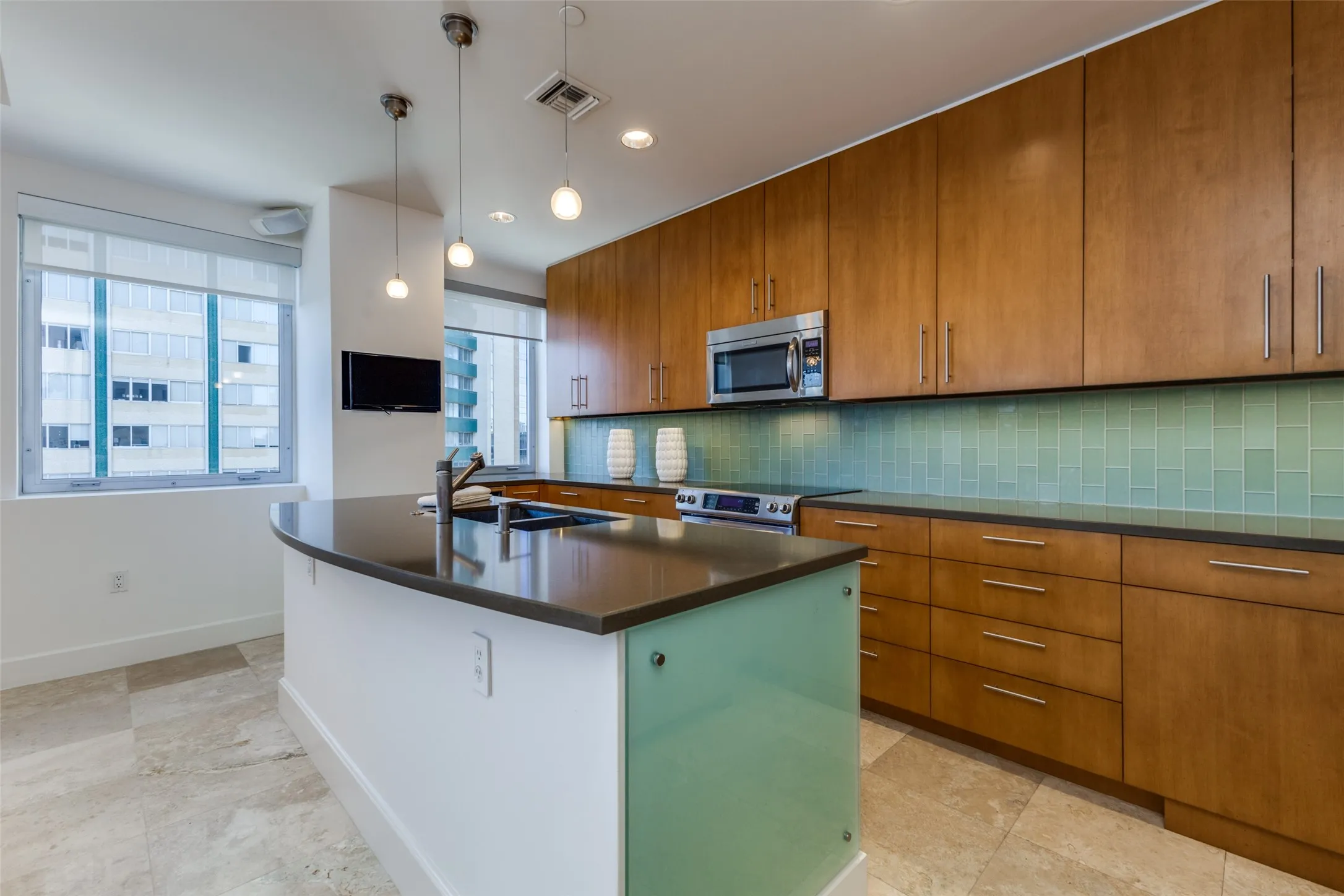 Condominium For Sale in Dallas County , 1505 Elm Street 1004, Dallas, Texas 75201, 1 Bedroom, 2 Bathroom, 1 Garage spaces, 1,482 Sqft, built in 1957, Preowned, mls#20855002, Real Estate Agent in Dallas, Homes For Sale in Dallas county, Homes For Sale in Dallas, Realtor in Dallas Texas, Real Estate Brokerage Independent Realty Texas, Luminita Cordes Realtor