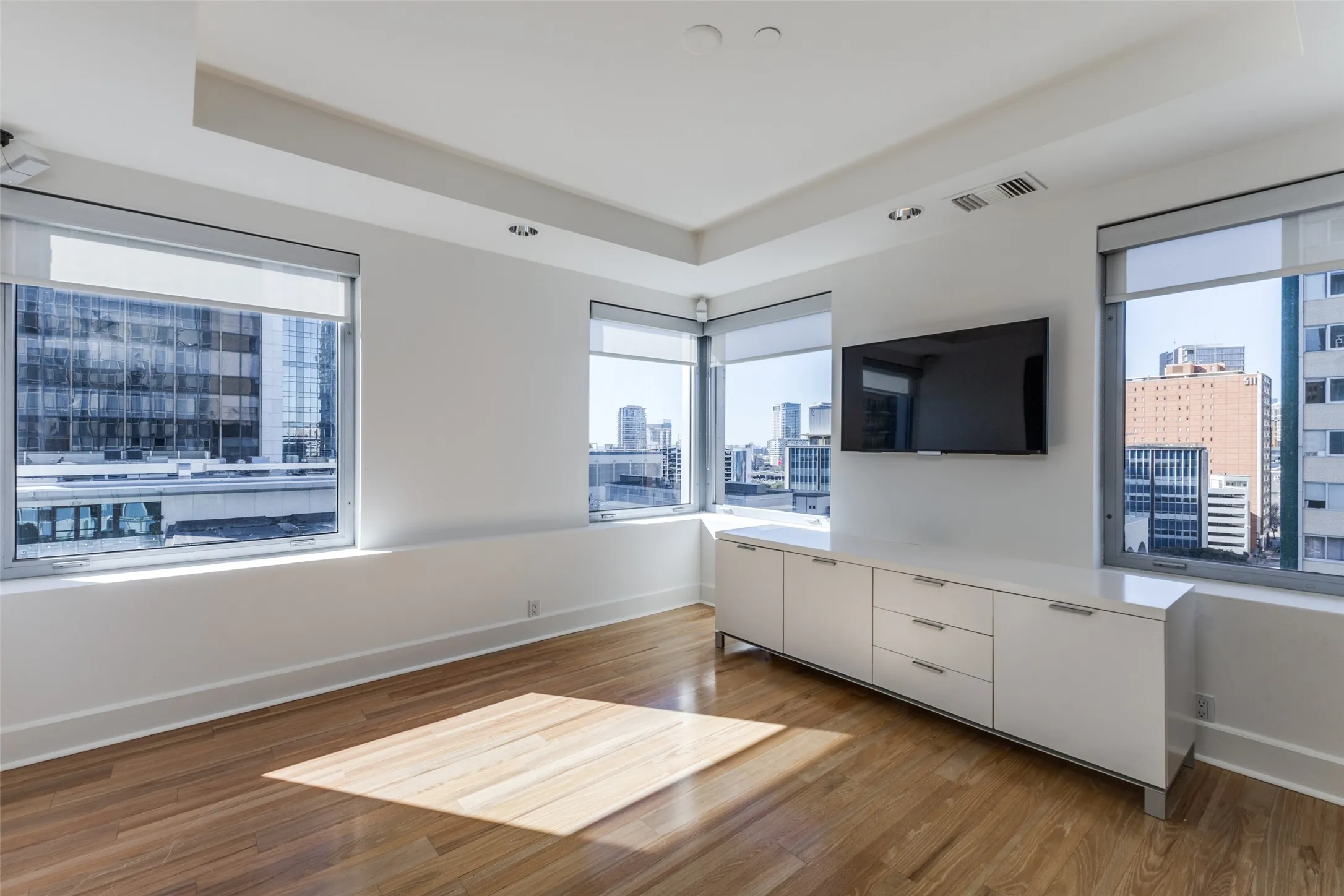 Condominium For Sale in Dallas County , 1505 Elm Street 1004, Dallas, Texas 75201, 1 Bedroom, 2 Bathroom, 1 Garage spaces, 1,482 Sqft, built in 1957, Preowned, mls#20855002, Real Estate Agent in Dallas, Homes For Sale in Dallas county, Homes For Sale in Dallas, Realtor in Dallas Texas, Real Estate Brokerage Independent Realty Texas, Luminita Cordes Realtor