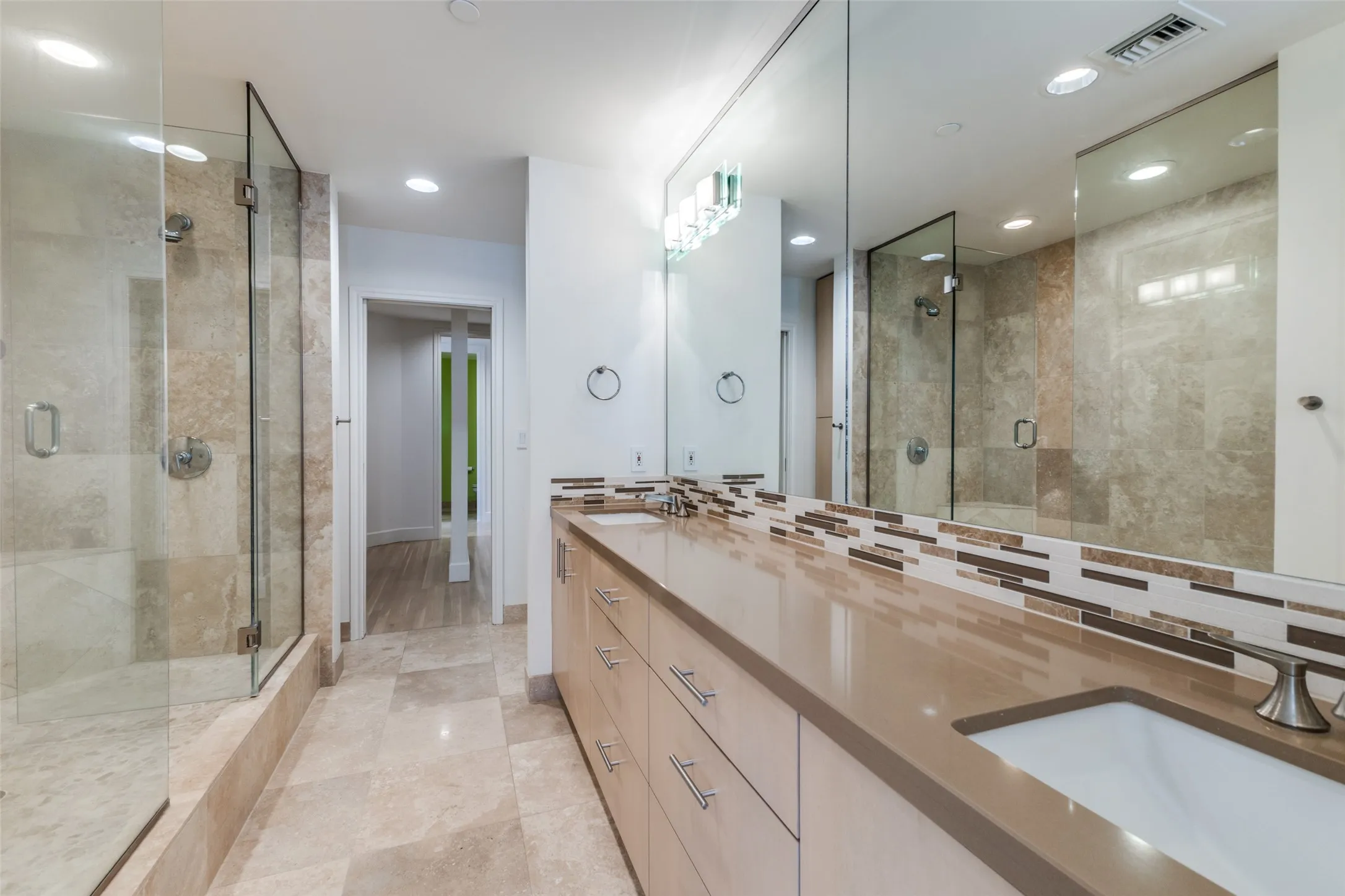 Condominium For Sale in Dallas County , 1505 Elm Street 1004, Dallas, Texas 75201, 1 Bedroom, 2 Bathroom, 1 Garage spaces, 1,482 Sqft, built in 1957, Preowned, mls#20855002, Real Estate Agent in Dallas, Homes For Sale in Dallas county, Homes For Sale in Dallas, Realtor in Dallas Texas, Real Estate Brokerage Independent Realty Texas, Luminita Cordes Realtor