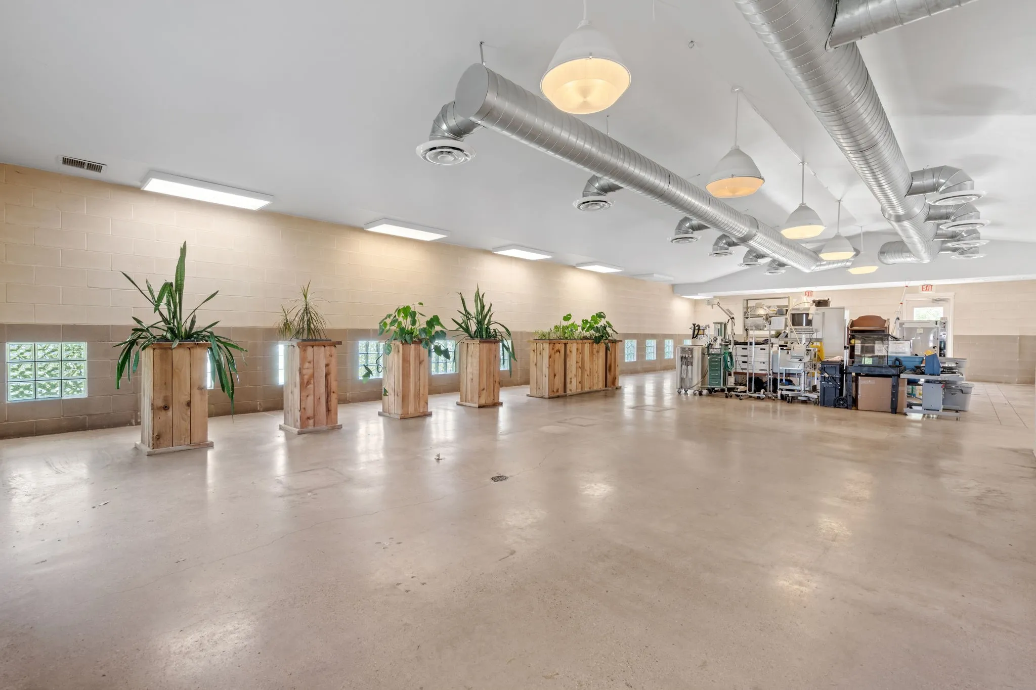 Approximately 2000 sf open area with multiple possibilities