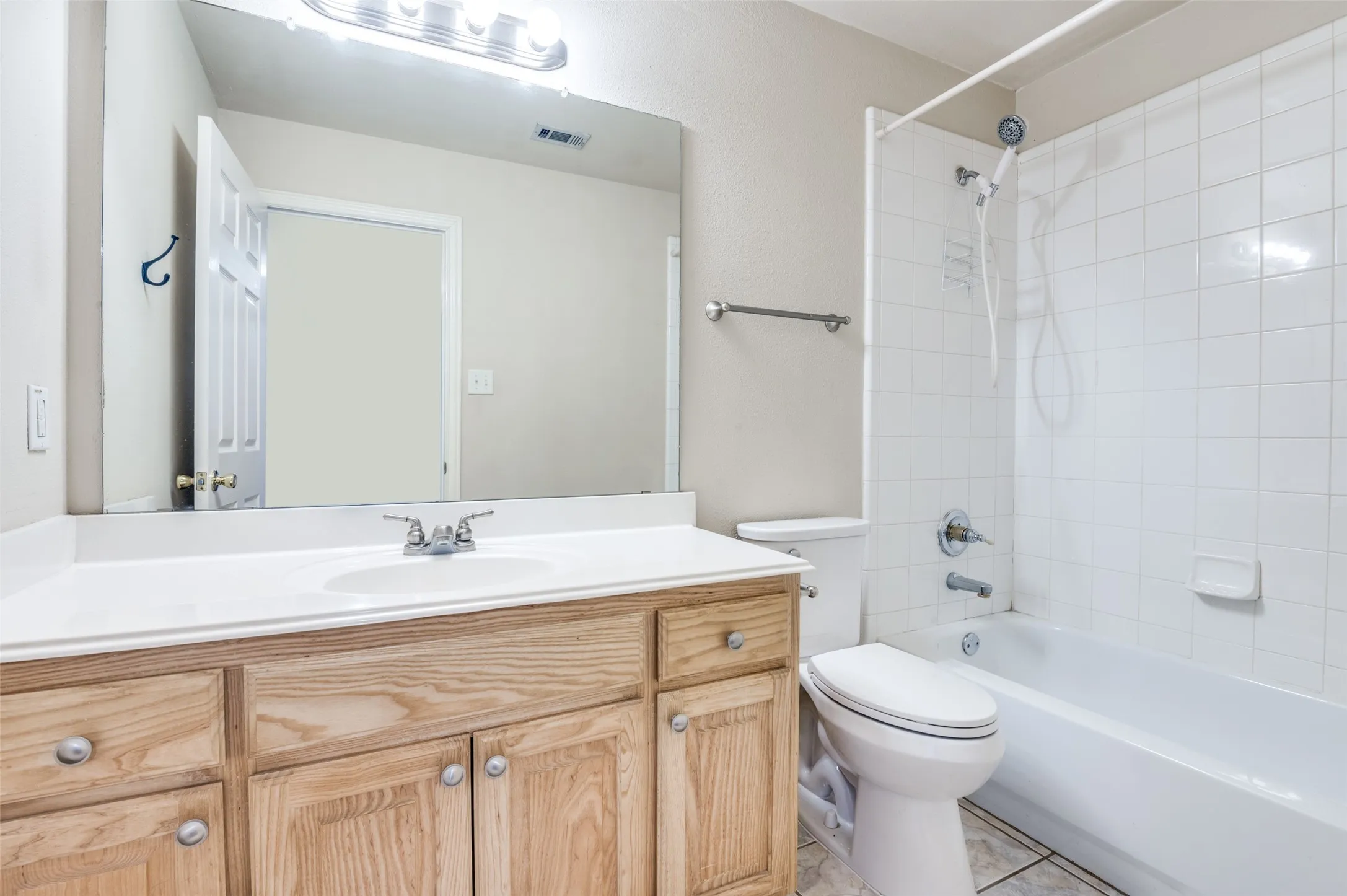 Single Family Residence For Sale in Kaufman County , 8934 Colonial Drive, Crandall, Texas 75114, 3 Bedroom, 2 Bathroom, 2 Garage spaces, 2,488 Sqft, built in 2002, Preowned, Price $410,000, mls#20865282, Real Estate Agent in Crandall, Homes For Sale in Kaufman county, Homes For Sale in Crandall, Realtor in Crandall Texas, Real Estate Brokerage Independent Realty Texas, Luminita Cordes Realtor