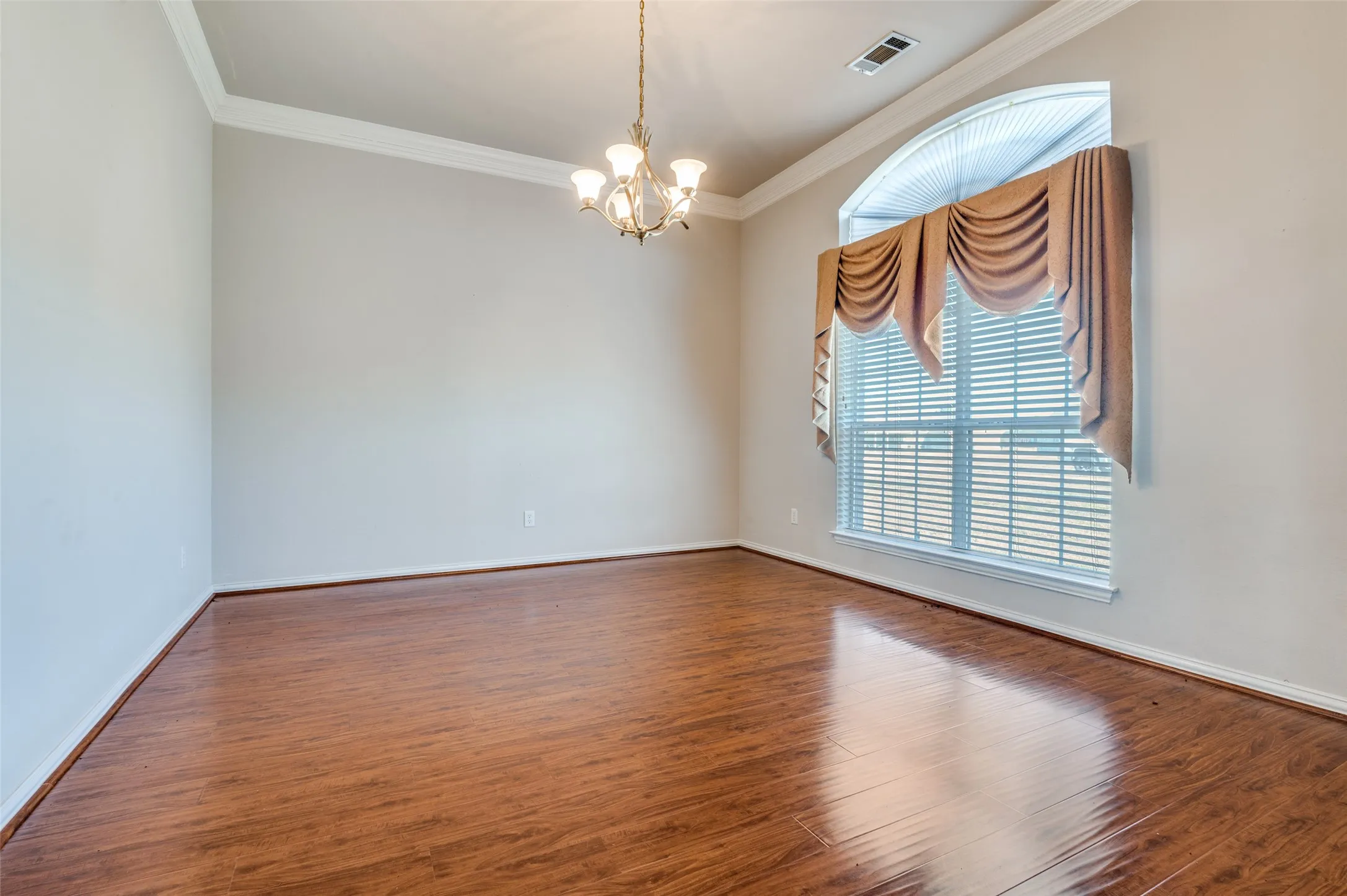 Single Family Residence For Sale in Kaufman County , 8934 Colonial Drive, Crandall, Texas 75114, 3 Bedroom, 2 Bathroom, 2 Garage spaces, 2,488 Sqft, built in 2002, Preowned, Price $410,000, mls#20865282, Real Estate Agent in Crandall, Homes For Sale in Kaufman county, Homes For Sale in Crandall, Realtor in Crandall Texas, Real Estate Brokerage Independent Realty Texas, Luminita Cordes Realtor