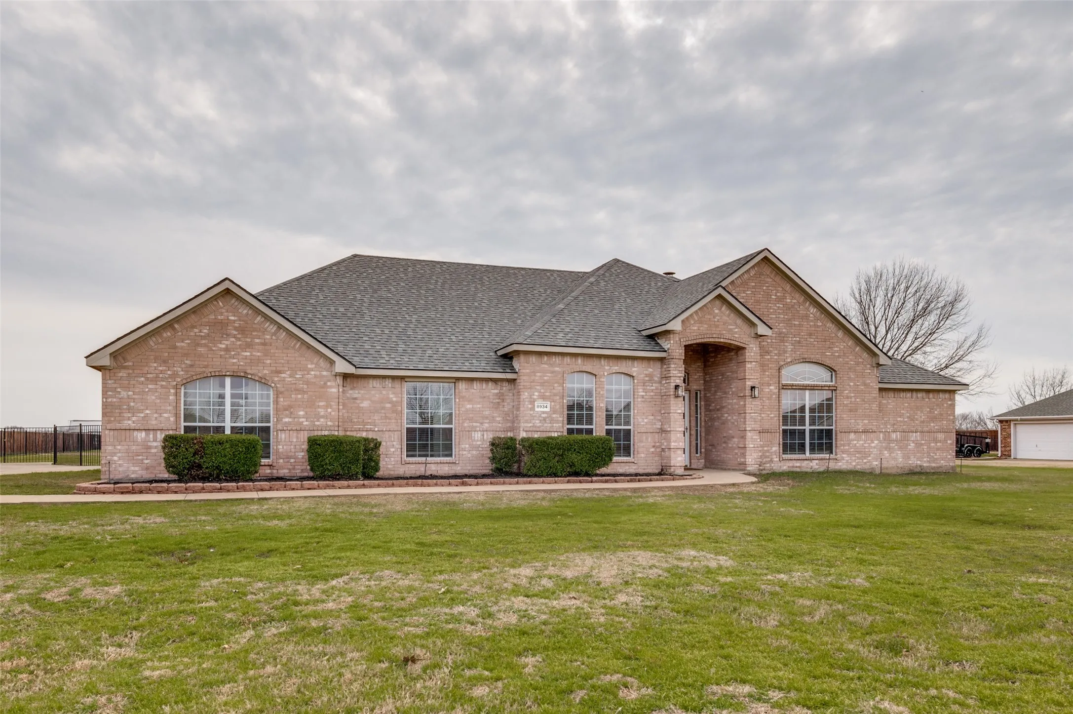 Single Family Residence For Sale in Kaufman County , 8934 Colonial Drive, Crandall, Texas 75114, 3 Bedroom, 2 Bathroom, 2 Garage spaces, 2,488 Sqft, built in 2002, Preowned, Price $410,000, mls#20865282, Real Estate Agent in Crandall, Homes For Sale in Kaufman county, Homes For Sale in Crandall, Realtor in Crandall Texas, Real Estate Brokerage Independent Realty Texas, Luminita Cordes Realtor