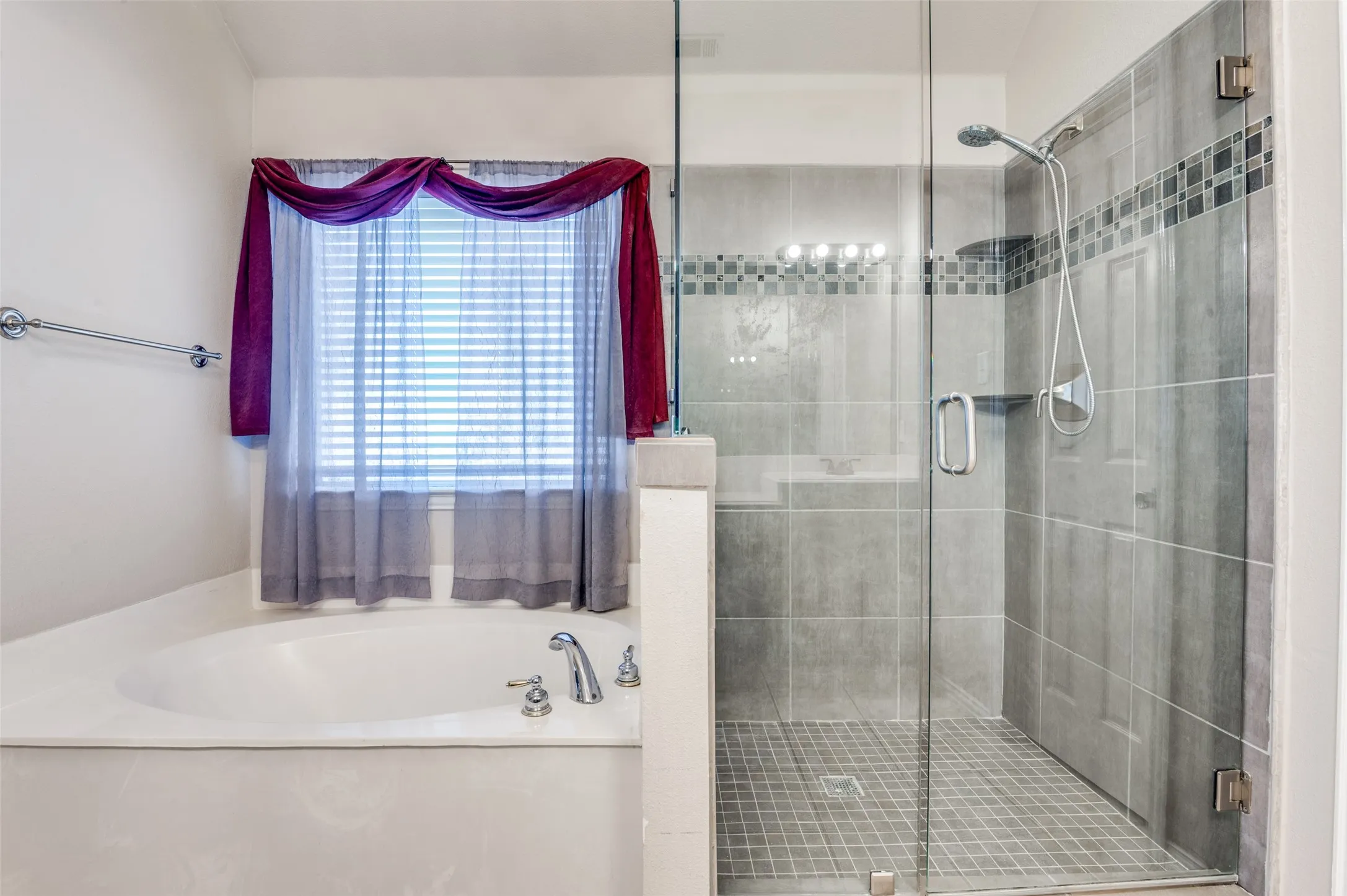 Single Family Residence For Sale in Kaufman County , 8934 Colonial Drive, Crandall, Texas 75114, 3 Bedroom, 2 Bathroom, 2 Garage spaces, 2,488 Sqft, built in 2002, Preowned, Price $410,000, mls#20865282, Real Estate Agent in Crandall, Homes For Sale in Kaufman county, Homes For Sale in Crandall, Realtor in Crandall Texas, Real Estate Brokerage Independent Realty Texas, Luminita Cordes Realtor