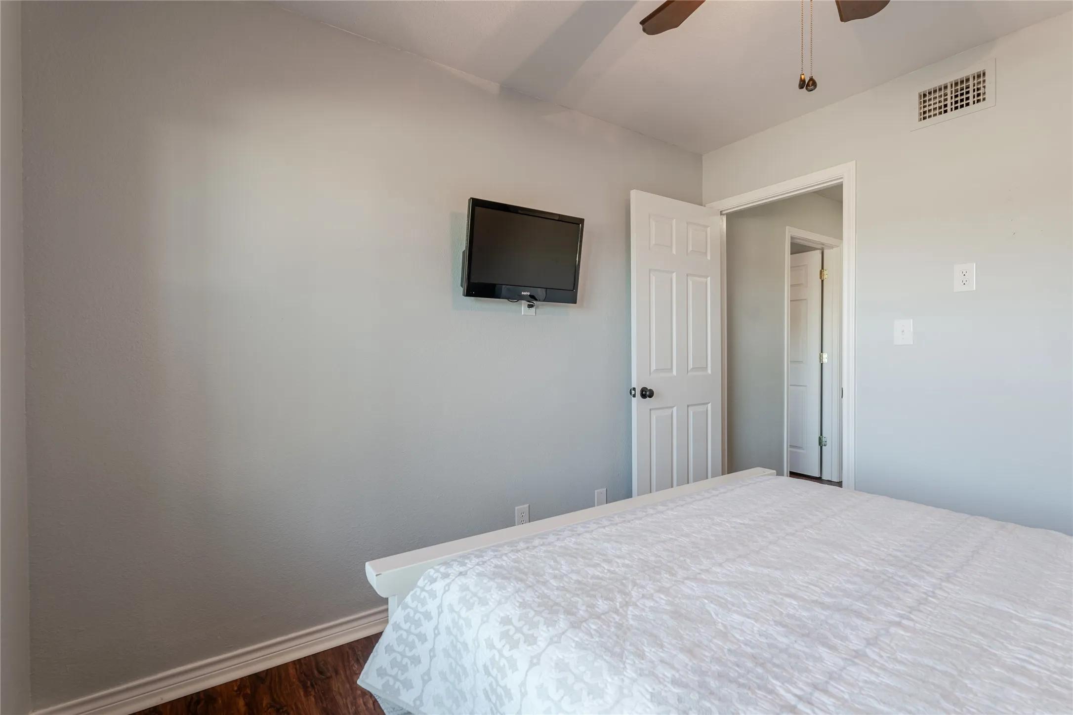 Condominium For Sale in Palo Pinto County , 3069 Hells Gate Loop 26, Strawn, Texas 76475, 2 Bedroom, 2 Bathroom, Garage spaces, 825 Sqft, built in 1998, Preowned, mls#20858476, Real Estate Agent in Strawn, Homes For Sale in Palo Pinto county, Homes For Sale in Strawn, Realtor in Strawn Texas, Real Estate Brokerage Independent Realty Texas, Luminita Cordes Realtor