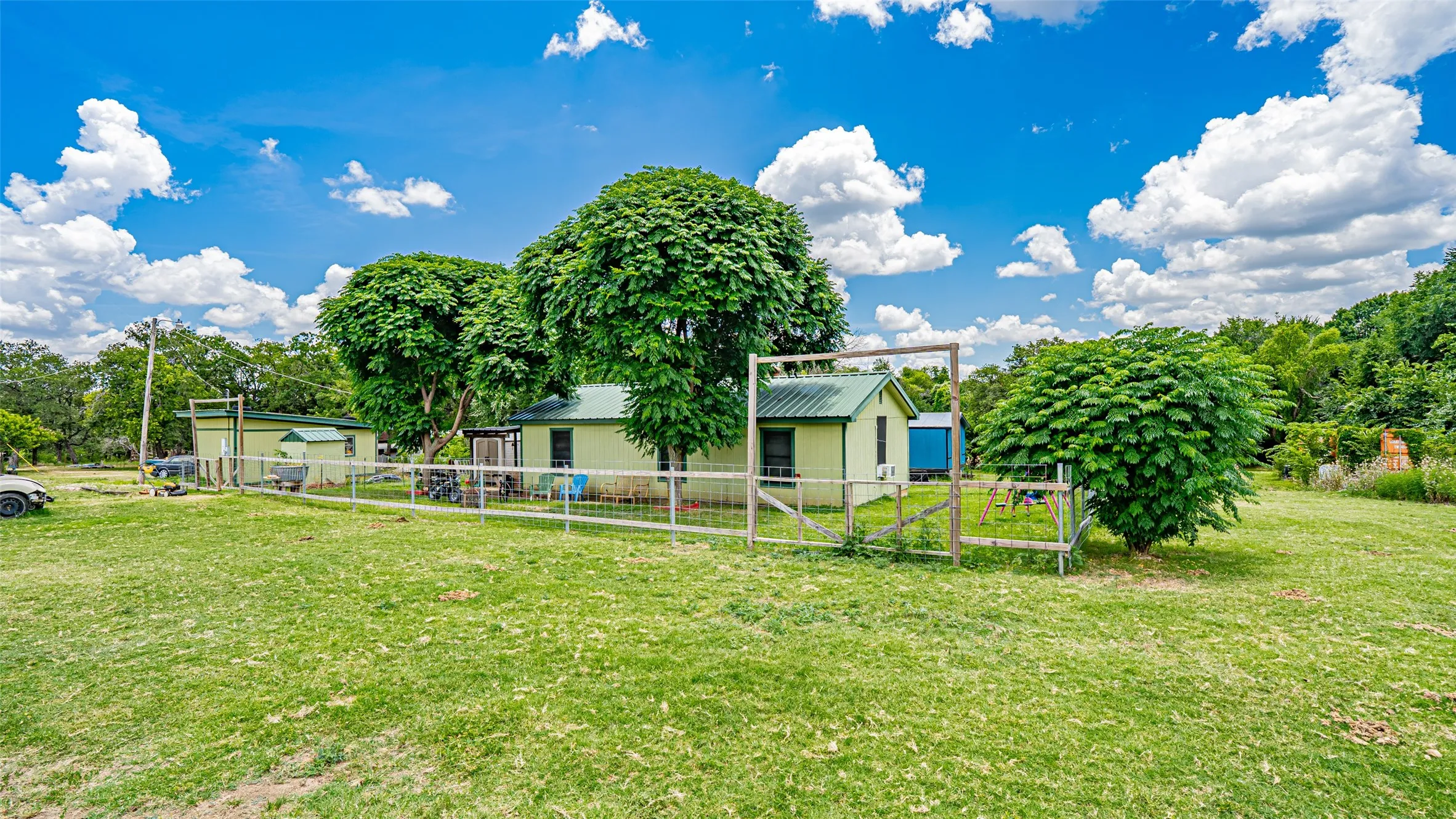View of yard with an outdoor structure