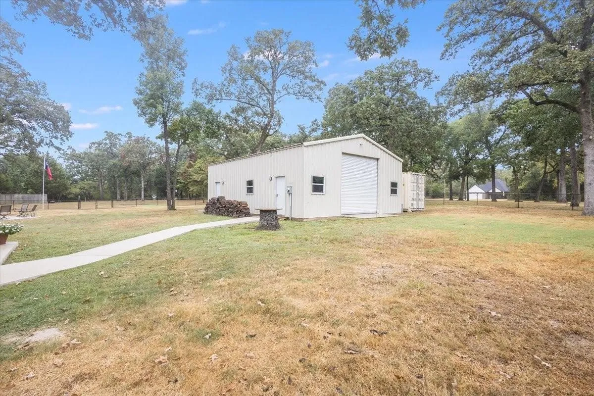Single Family Residence For Sale in Henderson County , 108 Azalea Court, Trinidad, Texas 75163, 3 Bedroom, 2 Bathroom, 2 Garage spaces, 2,350 Sqft, built in 2006, Preowned, Price $449,500, mls#20865582, Real Estate Agent in Trinidad, Homes For Sale in Henderson county, Homes For Sale in Trinidad, Realtor in Trinidad Texas, Real Estate Brokerage Independent Realty Texas, Luminita Cordes Realtor