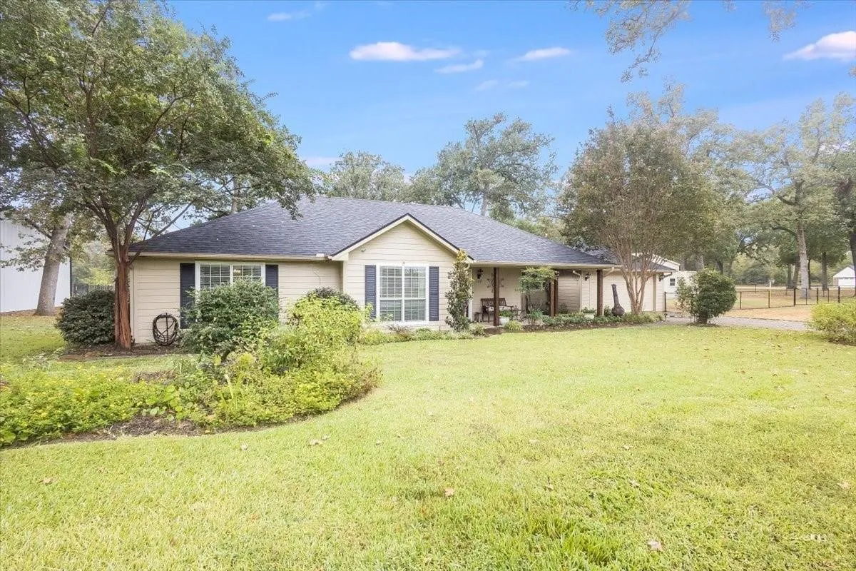 Single Family Residence For Sale in Henderson County , 108 Azalea Court, Trinidad, Texas 75163, 3 Bedroom, 2 Bathroom, 2 Garage spaces, 2,350 Sqft, built in 2006, Preowned, Price $449,500, mls#20865582, Real Estate Agent in Trinidad, Homes For Sale in Henderson county, Homes For Sale in Trinidad, Realtor in Trinidad Texas, Real Estate Brokerage Independent Realty Texas, Luminita Cordes Realtor