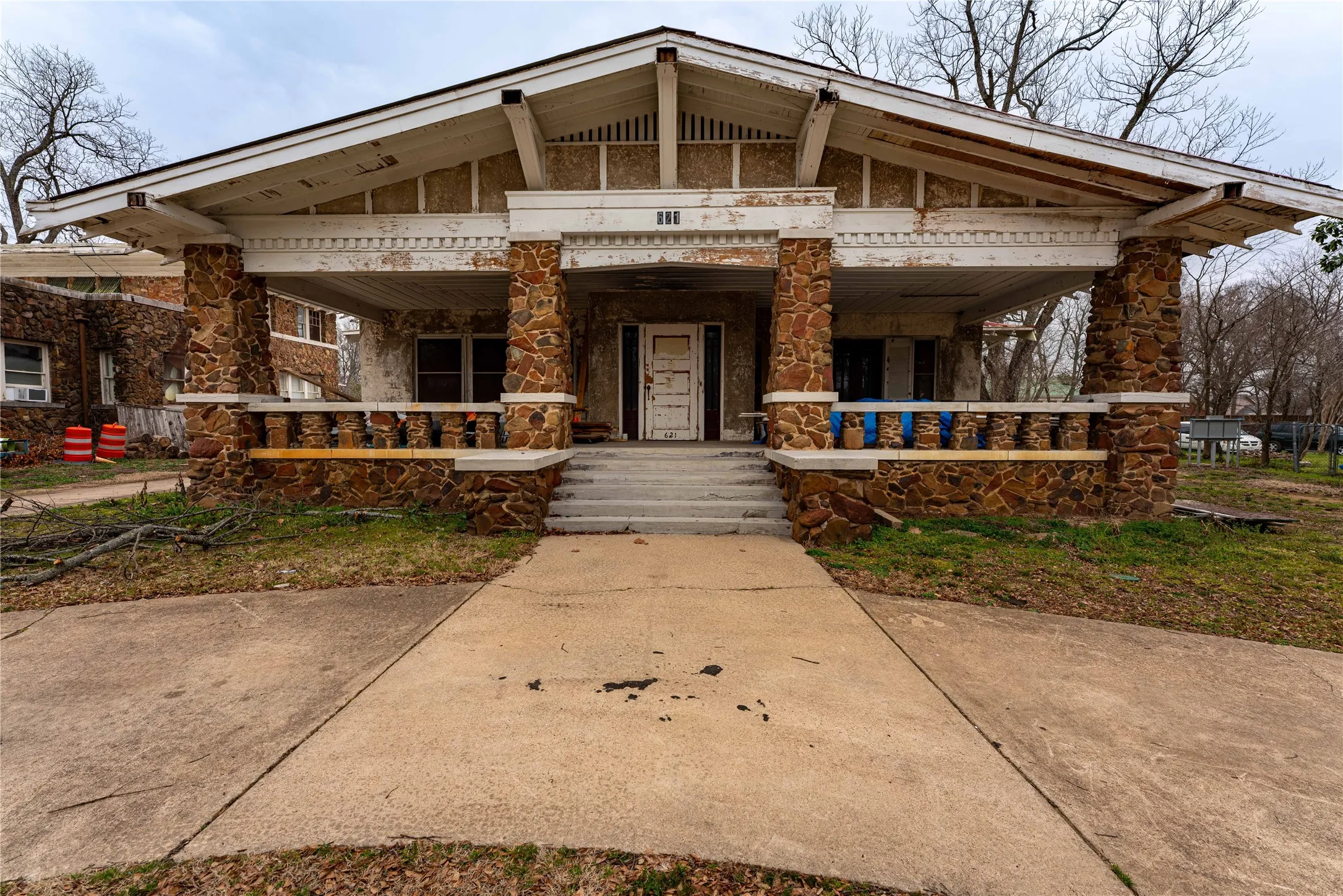 Single Family Residence For Sale in Lamar County , 621 S Main Street, Paris, Texas 75460, 4 Bedrooms, 4 Bathrooms, Garage spaces, 5,100 Sqft, built in 1920, Price $199,900, mls#20867420, Real Estate Agent in Paris, Homes For Sale in Lamar county, Homes For Sale in Paris, Realtor in Paris Texas, Real Estate Brokerage Independent Realty Texas, Luminita Cordes Realtor