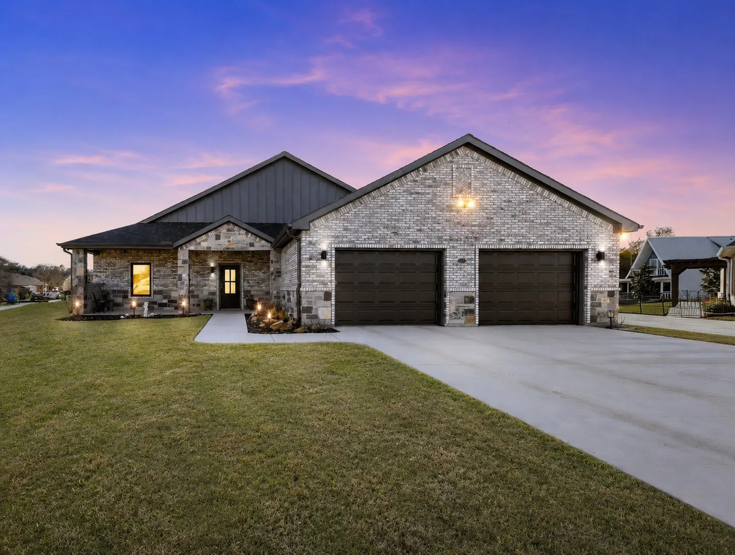 Single Family Residence For Sale in Wise County , 502 S Bay Court, Runaway Bay, Texas 76426, 3 Bedroom, 3 Bathroom, 2 Garage spaces, 2,236 Sqft, built in 2023, Preowned, mls#20866482, Real Estate Agent in Runaway Bay, Homes For Sale in Wise county, Homes For Sale in Runaway Bay, Realtor in Runaway Bay Texas, Real Estate Brokerage Independent Realty Texas, Luminita Cordes Realtor