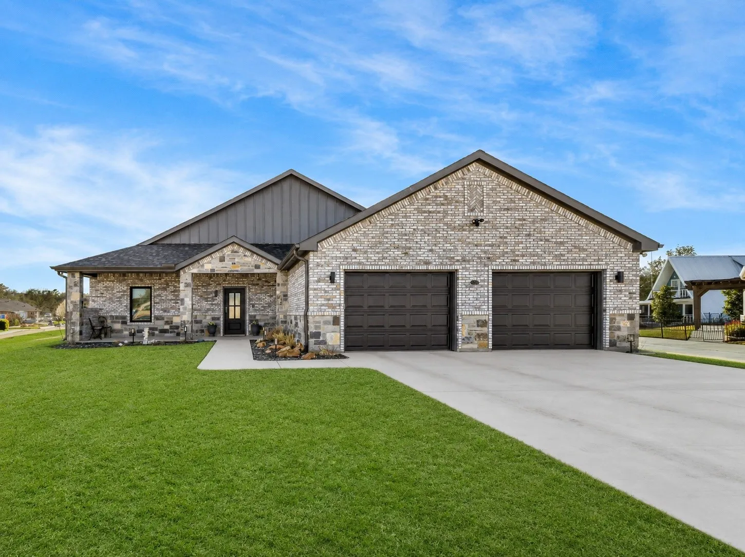 Single Family Residence For Sale in Wise County , 502 S Bay Court, Runaway Bay, Texas 76426, 3 Bedroom, 3 Bathroom, 2 Garage spaces, 2,236 Sqft, built in 2023, Preowned, mls#20866482, Real Estate Agent in Runaway Bay, Homes For Sale in Wise county, Homes For Sale in Runaway Bay, Realtor in Runaway Bay Texas, Real Estate Brokerage Independent Realty Texas, Luminita Cordes Realtor