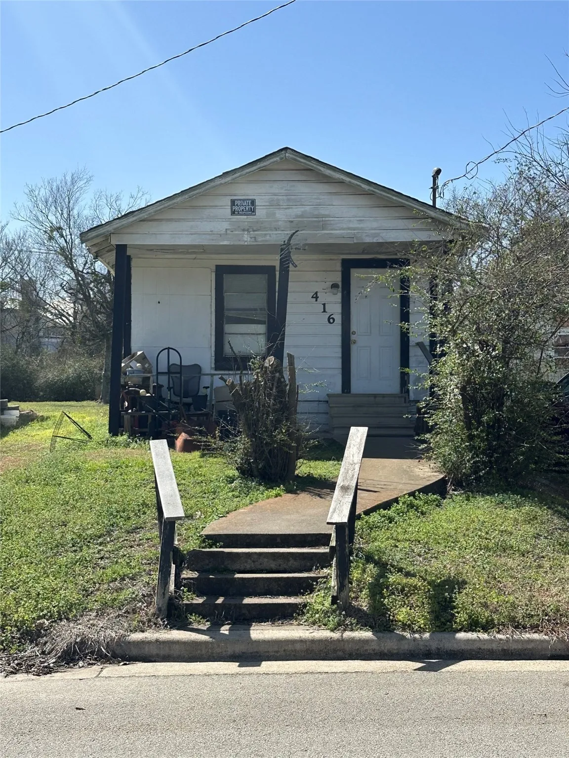 Single Family Residence For Sale in Navarro County , 416 N 5th Street, Corsicana, Texas 75110, 1 Bedroom, 1 Bathroom, Garage spaces, 576 Sqft, built in 1950, mls#20870574, Real Estate Agent in Corsicana, Homes For Sale in Navarro county, Homes For Sale in Corsicana, Realtor in Corsicana Texas, Real Estate Brokerage Independent Realty Texas, Luminita Cordes Realtor