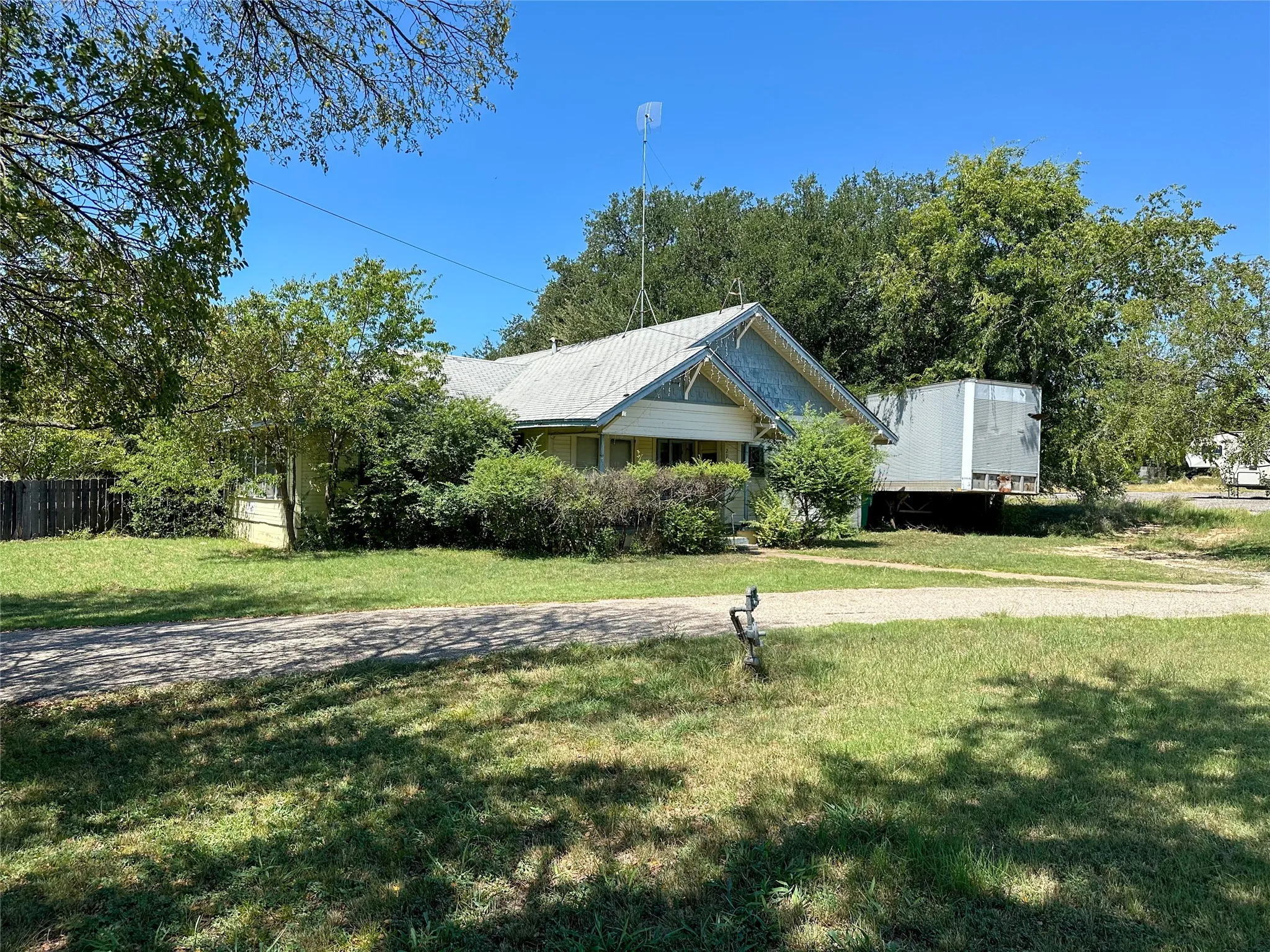 View of front facade featuring a front yard