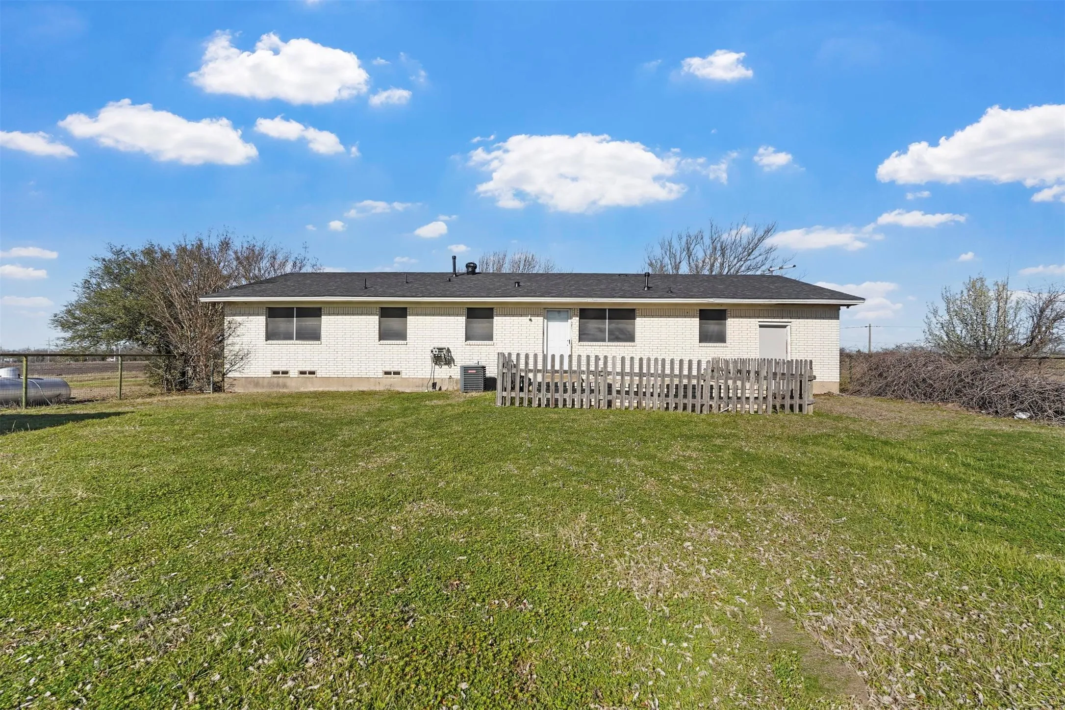 Single Family Residence For Sale in Collin County , 1603 State Highway 78 S, Farmersville, Texas 75442, 3 Bedroom, 2 Bathroom, 1 Garage spaces, 1,330 Sqft, built in 1975, Preowned, mls#20869890, Real Estate Agent in Farmersville, Homes For Sale in Collin county, Homes For Sale in Farmersville, Realtor in Farmersville Texas, Real Estate Brokerage Independent Realty Texas, Luminita Cordes Realtor