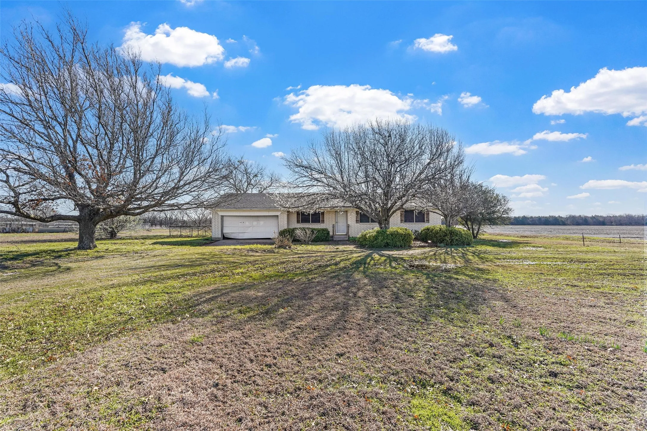 Single Family Residence For Sale in Collin County , 1603 State Highway 78 S, Farmersville, Texas 75442, 3 Bedroom, 2 Bathroom, 1 Garage spaces, 1,330 Sqft, built in 1975, Preowned, mls#20869890, Real Estate Agent in Farmersville, Homes For Sale in Collin county, Homes For Sale in Farmersville, Realtor in Farmersville Texas, Real Estate Brokerage Independent Realty Texas, Luminita Cordes Realtor