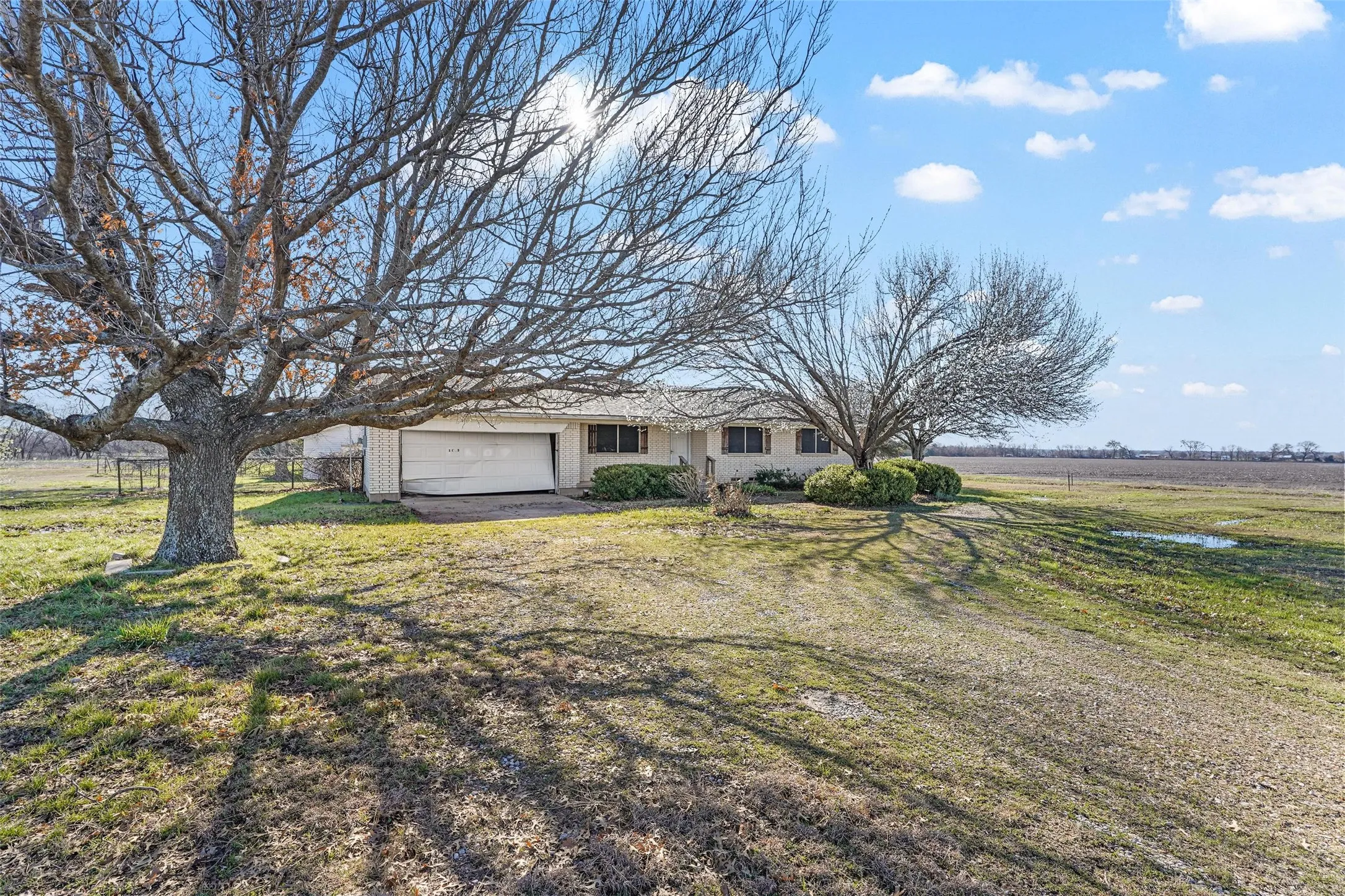 Single Family Residence For Sale in Collin County , 1603 State Highway 78 S, Farmersville, Texas 75442, 3 Bedroom, 2 Bathroom, 1 Garage spaces, 1,330 Sqft, built in 1975, Preowned, mls#20869890, Real Estate Agent in Farmersville, Homes For Sale in Collin county, Homes For Sale in Farmersville, Realtor in Farmersville Texas, Real Estate Brokerage Independent Realty Texas, Luminita Cordes Realtor