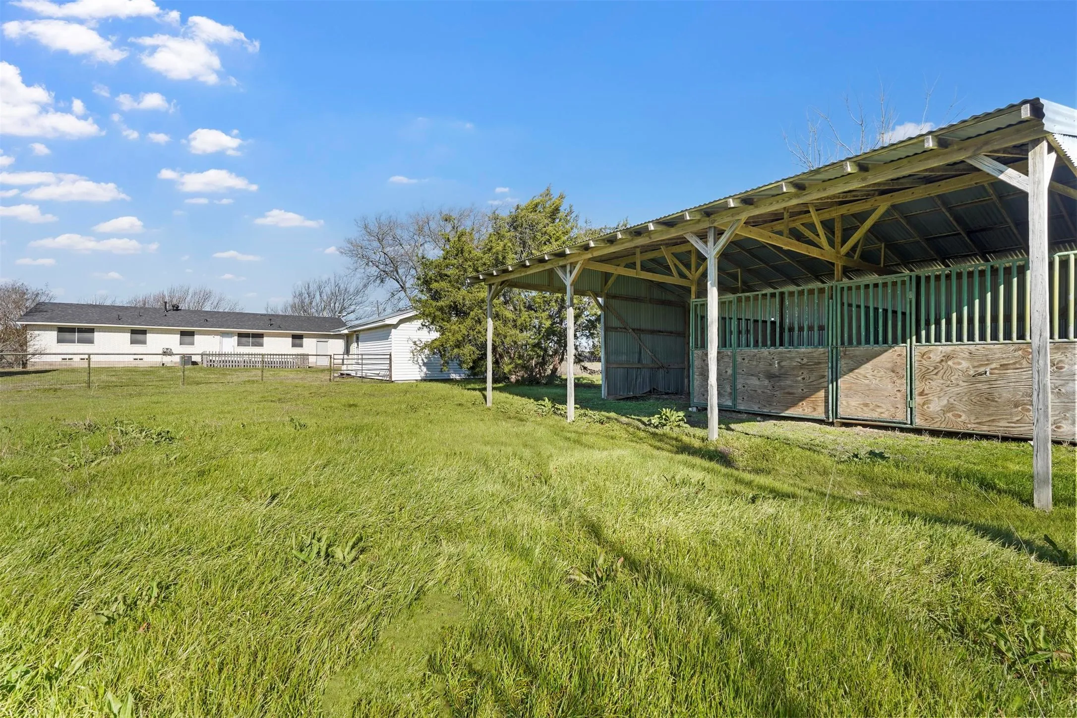 Single Family Residence For Sale in Collin County , 1603 State Highway 78 S, Farmersville, Texas 75442, 3 Bedroom, 2 Bathroom, 1 Garage spaces, 1,330 Sqft, built in 1975, Preowned, mls#20869890, Real Estate Agent in Farmersville, Homes For Sale in Collin county, Homes For Sale in Farmersville, Realtor in Farmersville Texas, Real Estate Brokerage Independent Realty Texas, Luminita Cordes Realtor
