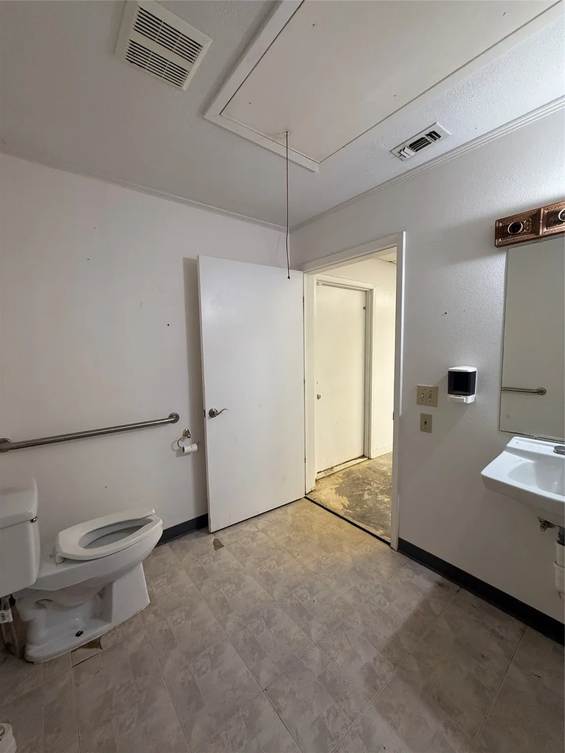 Bathroom featuring visible vents, toilet, and baseboards
