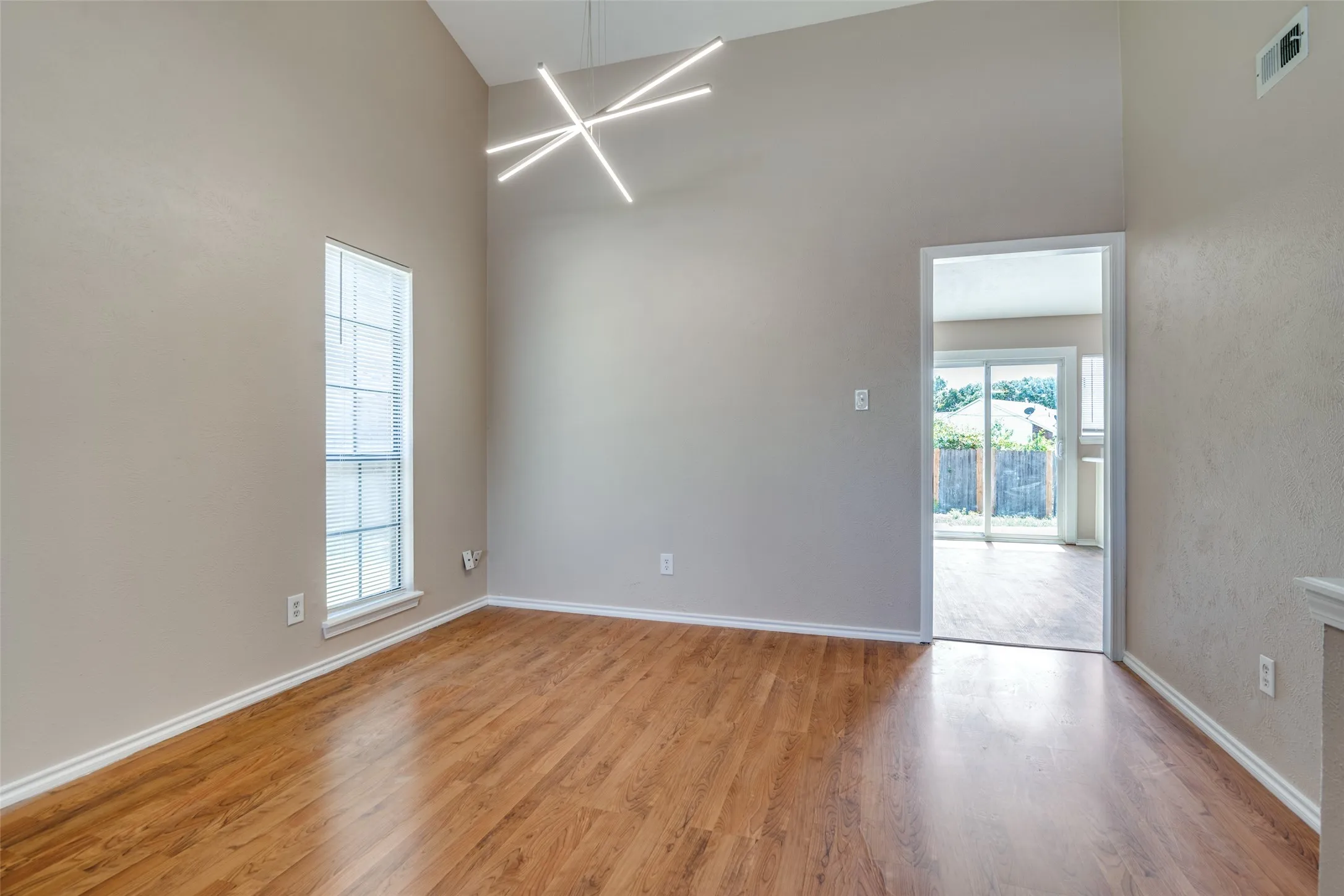 Single Family Residence For Rent in Kaufman County , 502 Ponderosa Drive, Forney, Texas 75126, 3 Bedrooms, 2 Bathrooms, Garage spaces, 2,131 Sqft, built in 1984, Price $1,895, mls#20874603, Real Estate Agent in Forney, Homes For Rent in Kaufman county, Homes For Rent in Forney, Realtor in Forney Texas, Real Estate Brokerage Independent Realty Texas, Luminita Cordes Realtor
