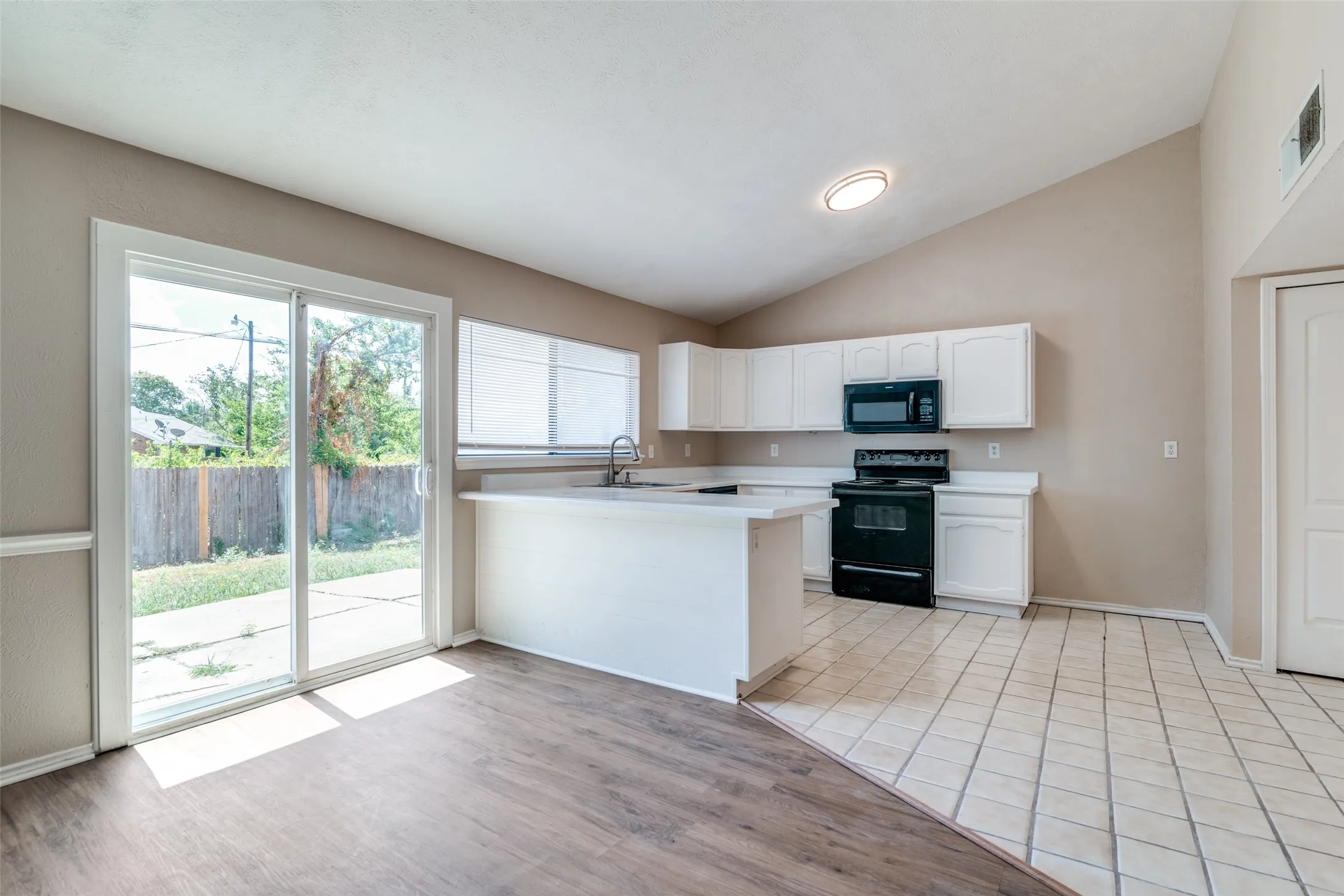 Single Family Residence For Rent in Kaufman County , 502 Ponderosa Drive, Forney, Texas 75126, 3 Bedrooms, 2 Bathrooms, Garage spaces, 2,131 Sqft, built in 1984, Price $1,895, mls#20874603, Real Estate Agent in Forney, Homes For Rent in Kaufman county, Homes For Rent in Forney, Realtor in Forney Texas, Real Estate Brokerage Independent Realty Texas, Luminita Cordes Realtor