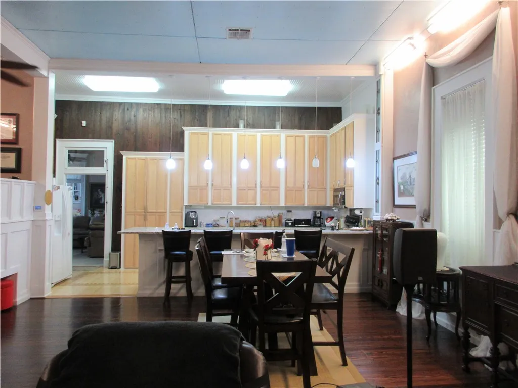 Single Family Residence For Sale in Falls County , 201 Live Oak Street, Marlin, Texas 76661, 2 Bedrooms, 2 Bathrooms, 2 Garage spaces, 6,840 Sqft, built in 1898, Price $255,000, mls#224657, Real Estate Agent in Marlin, Homes For Sale in Falls county, Homes For Sale in Marlin, Realtor in Marlin Texas, Real Estate Brokerage Independent Realty Texas, Luminita Cordes Realtor