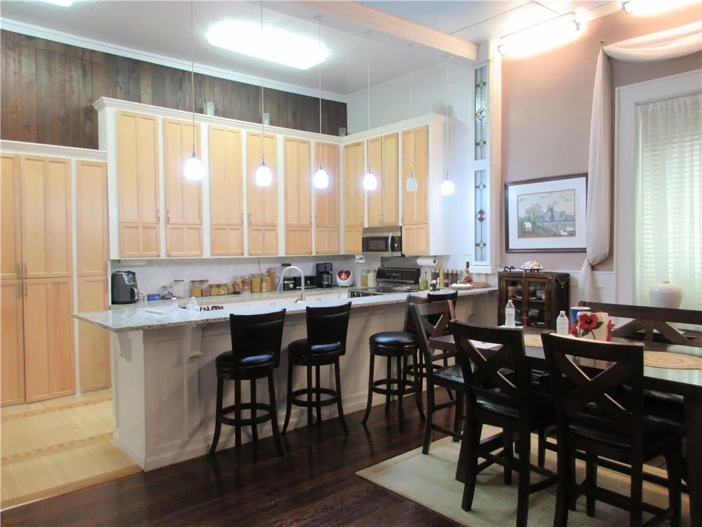 Single Family Residence For Sale in Falls County , 201 Live Oak Street, Marlin, Texas 76661, 2 Bedrooms, 2 Bathrooms, 2 Garage spaces, 6,840 Sqft, built in 1898, Price $255,000, mls#224657, Real Estate Agent in Marlin, Homes For Sale in Falls county, Homes For Sale in Marlin, Realtor in Marlin Texas, Real Estate Brokerage Independent Realty Texas, Luminita Cordes Realtor