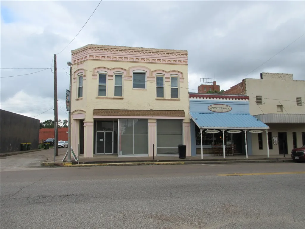 Single Family Residence For Sale in Falls County , 201 Live Oak Street, Marlin, Texas 76661, 2 Bedrooms, 2 Bathrooms, 2 Garage spaces, 6,840 Sqft, built in 1898, Price $255,000, mls#224657, Real Estate Agent in Marlin, Homes For Sale in Falls county, Homes For Sale in Marlin, Realtor in Marlin Texas, Real Estate Brokerage Independent Realty Texas, Luminita Cordes Realtor