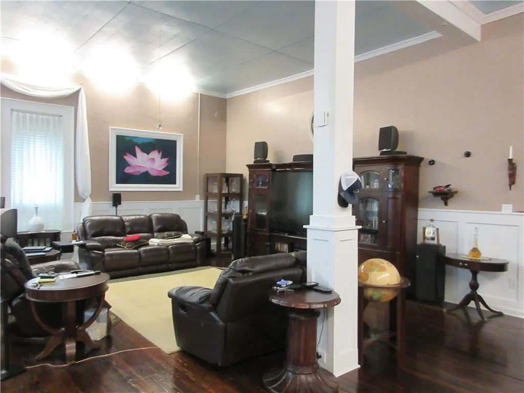 Single Family Residence For Sale in Falls County , 201 Live Oak Street, Marlin, Texas 76661, 2 Bedrooms, 2 Bathrooms, 2 Garage spaces, 6,840 Sqft, built in 1898, Price $255,000, mls#224657, Real Estate Agent in Marlin, Homes For Sale in Falls county, Homes For Sale in Marlin, Realtor in Marlin Texas, Real Estate Brokerage Independent Realty Texas, Luminita Cordes Realtor
