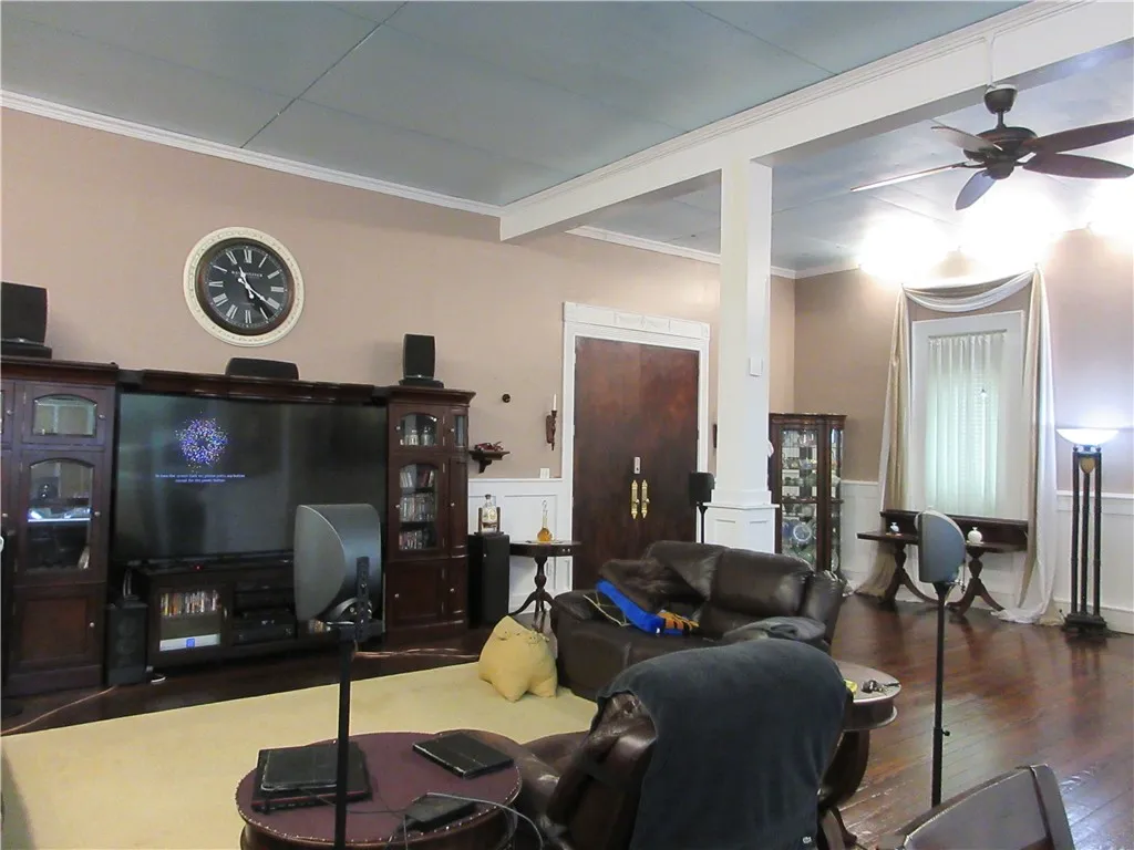 Single Family Residence For Sale in Falls County , 201 Live Oak Street, Marlin, Texas 76661, 2 Bedrooms, 2 Bathrooms, 2 Garage spaces, 6,840 Sqft, built in 1898, Price $255,000, mls#224657, Real Estate Agent in Marlin, Homes For Sale in Falls county, Homes For Sale in Marlin, Realtor in Marlin Texas, Real Estate Brokerage Independent Realty Texas, Luminita Cordes Realtor
