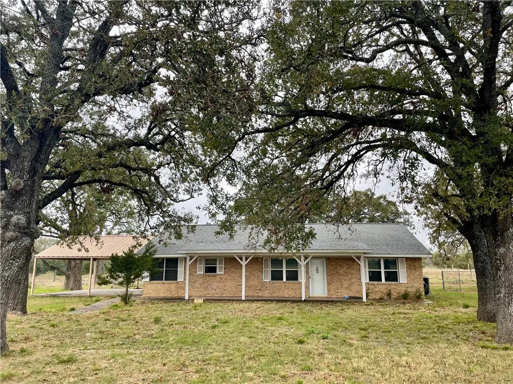 Single Family Residence For Sale in Limestone County , 7608 N Hwy 14, Kosse, Texas 76653, 3 Bedrooms, 1 Bathroom, 4 Garage spaces, 1,404 Sqft, built in 1987, Price $375,000, mls#226821, Real Estate Agent in Kosse, Homes For Sale in Limestone county, Homes For Sale in Kosse, Realtor in Kosse Texas, Real Estate Brokerage Independent Realty Texas, Luminita Cordes Realtor
