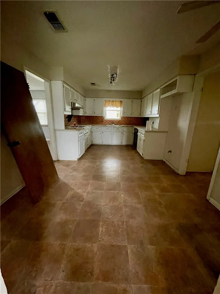 Single Family Residence For Sale in Limestone County , 7608 N Hwy 14, Kosse, Texas 76653, 3 Bedrooms, 1 Bathroom, 4 Garage spaces, 1,404 Sqft, built in 1987, Price $375,000, mls#226821, Real Estate Agent in Kosse, Homes For Sale in Limestone county, Homes For Sale in Kosse, Realtor in Kosse Texas, Real Estate Brokerage Independent Realty Texas, Luminita Cordes Realtor