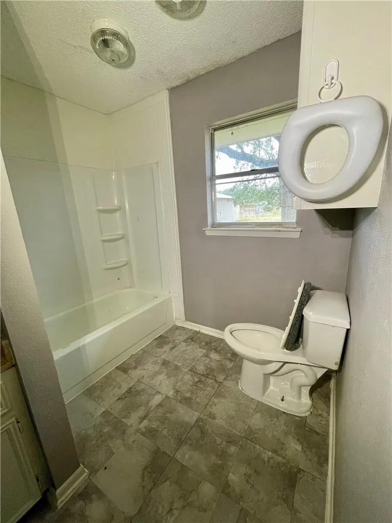 Single Family Residence For Sale in Limestone County , 7608 N Hwy 14, Kosse, Texas 76653, 3 Bedrooms, 1 Bathroom, 4 Garage spaces, 1,404 Sqft, built in 1987, Price $375,000, mls#226821, Real Estate Agent in Kosse, Homes For Sale in Limestone county, Homes For Sale in Kosse, Realtor in Kosse Texas, Real Estate Brokerage Independent Realty Texas, Luminita Cordes Realtor