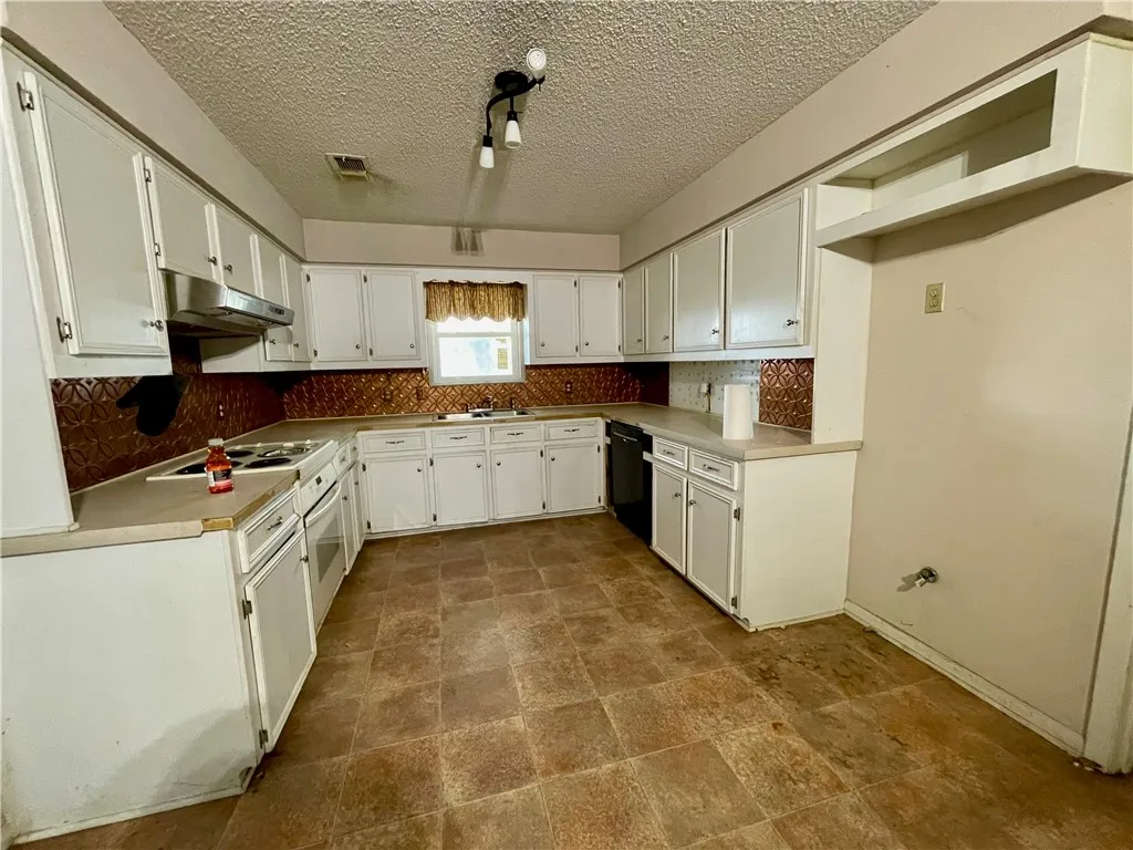 Single Family Residence For Sale in Limestone County , 7608 N Hwy 14, Kosse, Texas 76653, 3 Bedrooms, 1 Bathroom, 4 Garage spaces, 1,404 Sqft, built in 1987, Price $375,000, mls#226821, Real Estate Agent in Kosse, Homes For Sale in Limestone county, Homes For Sale in Kosse, Realtor in Kosse Texas, Real Estate Brokerage Independent Realty Texas, Luminita Cordes Realtor