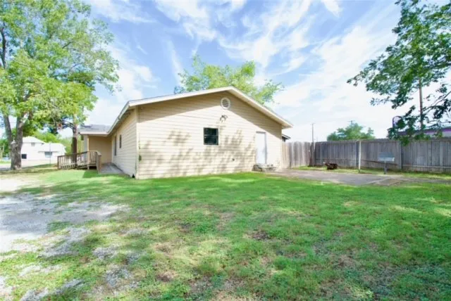 Single Family Residence For Sale in Limestone County , 816 E Milam Street, Mexia, Texas 76667, 3 Bedroom, 3 Bathroom, Garage spaces, 2,310 Sqft, built in 1969, mls#226634, Real Estate Agent in Mexia, Homes For Sale in Limestone county, Homes For Sale in Mexia, Realtor in Mexia Texas, Real Estate Brokerage Independent Realty Texas, Luminita Cordes Realtor