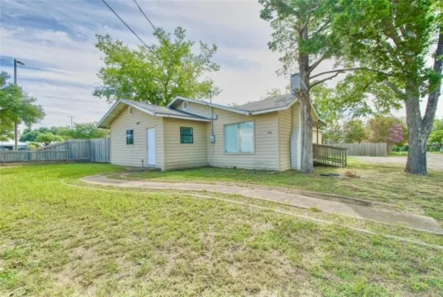 Single Family Residence For Sale in Limestone County , 816 E Milam Street, Mexia, Texas 76667, 3 Bedroom, 3 Bathroom, Garage spaces, 2,310 Sqft, built in 1969, mls#226634, Real Estate Agent in Mexia, Homes For Sale in Limestone county, Homes For Sale in Mexia, Realtor in Mexia Texas, Real Estate Brokerage Independent Realty Texas, Luminita Cordes Realtor
