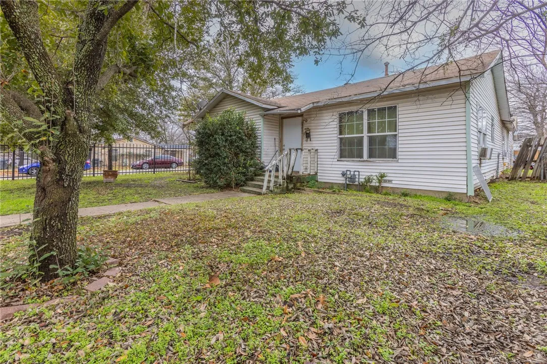 Single Family Residence For Sale in Mc Lennan County , 2325 Park Avenue, Waco, Texas 76706, 4 Bedroom, 1 Bathroom, Garage spaces, 1,997 Sqft, built in 1951, mls#228320, Real Estate Agent in Waco, Homes For Sale in Mc Lennan county, Homes For Sale in Waco, Realtor in Waco Texas, Real Estate Brokerage Independent Realty Texas, Luminita Cordes Realtor
