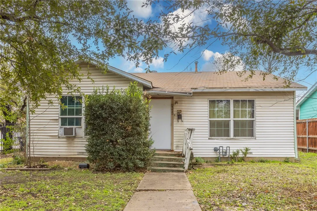 Single Family Residence For Sale in Mc Lennan County , 2325 Park Avenue, Waco, Texas 76706, 4 Bedroom, 1 Bathroom, Garage spaces, 1,997 Sqft, built in 1951, mls#228320, Real Estate Agent in Waco, Homes For Sale in Mc Lennan county, Homes For Sale in Waco, Realtor in Waco Texas, Real Estate Brokerage Independent Realty Texas, Luminita Cordes Realtor