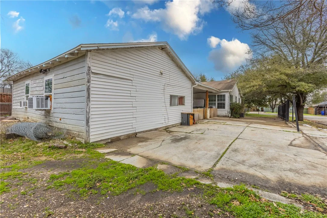 Single Family Residence For Sale in Mc Lennan County , 2325 Park Avenue, Waco, Texas 76706, 4 Bedroom, 1 Bathroom, Garage spaces, 1,997 Sqft, built in 1951, mls#228320, Real Estate Agent in Waco, Homes For Sale in Mc Lennan county, Homes For Sale in Waco, Realtor in Waco Texas, Real Estate Brokerage Independent Realty Texas, Luminita Cordes Realtor