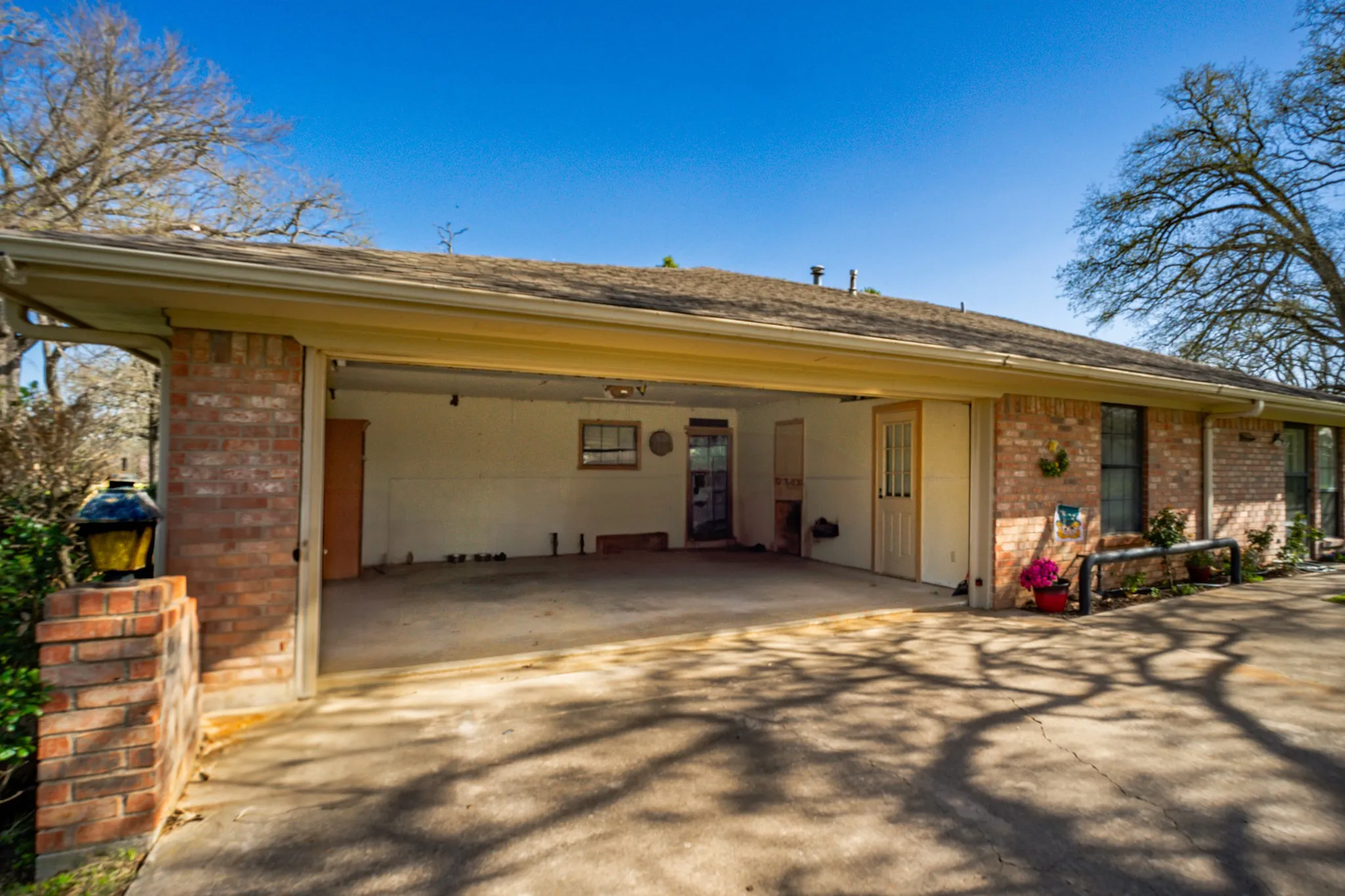 Single Family Residence For Sale in Limestone County , 141 Lcr 405, Mexia, Texas 76667, 3 Bedroom, 2 Bathroom, 2 Garage spaces, 2,841 Sqft, built in 1982, mls#20877532, Real Estate Agent in Mexia, Homes For Sale in Limestone county, Homes For Sale in Mexia, Realtor in Mexia Texas, Real Estate Brokerage Independent Realty Texas, Luminita Cordes Realtor