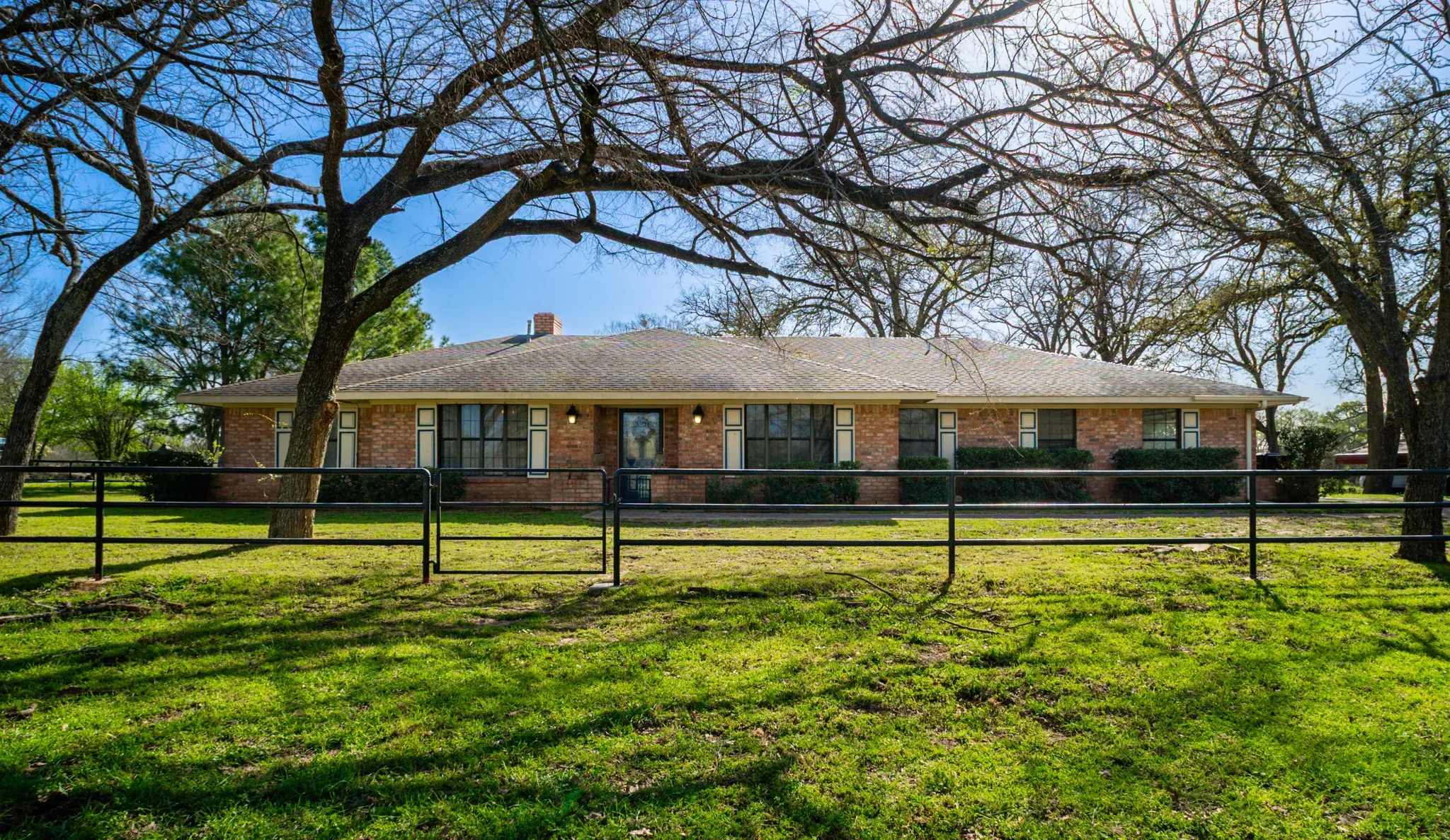 Single Family Residence For Sale in Limestone County , 141 Lcr 405, Mexia, Texas 76667, 3 Bedroom, 2 Bathroom, 2 Garage spaces, 2,841 Sqft, built in 1982, mls#20877532, Real Estate Agent in Mexia, Homes For Sale in Limestone county, Homes For Sale in Mexia, Realtor in Mexia Texas, Real Estate Brokerage Independent Realty Texas, Luminita Cordes Realtor