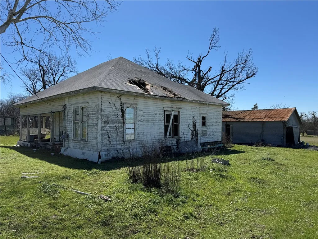 Single Family Residence For Sale in Falls County , 320 N 5th Street, Lott, Texas 76656, 3 Bedroom, 1 Bathroom, Garage spaces, 1,407 Sqft, built in 0, mls#229177, Real Estate Agent in Lott, Homes For Sale in Falls county, Homes For Sale in Lott, Realtor in Lott Texas, Real Estate Brokerage Independent Realty Texas, Luminita Cordes Realtor