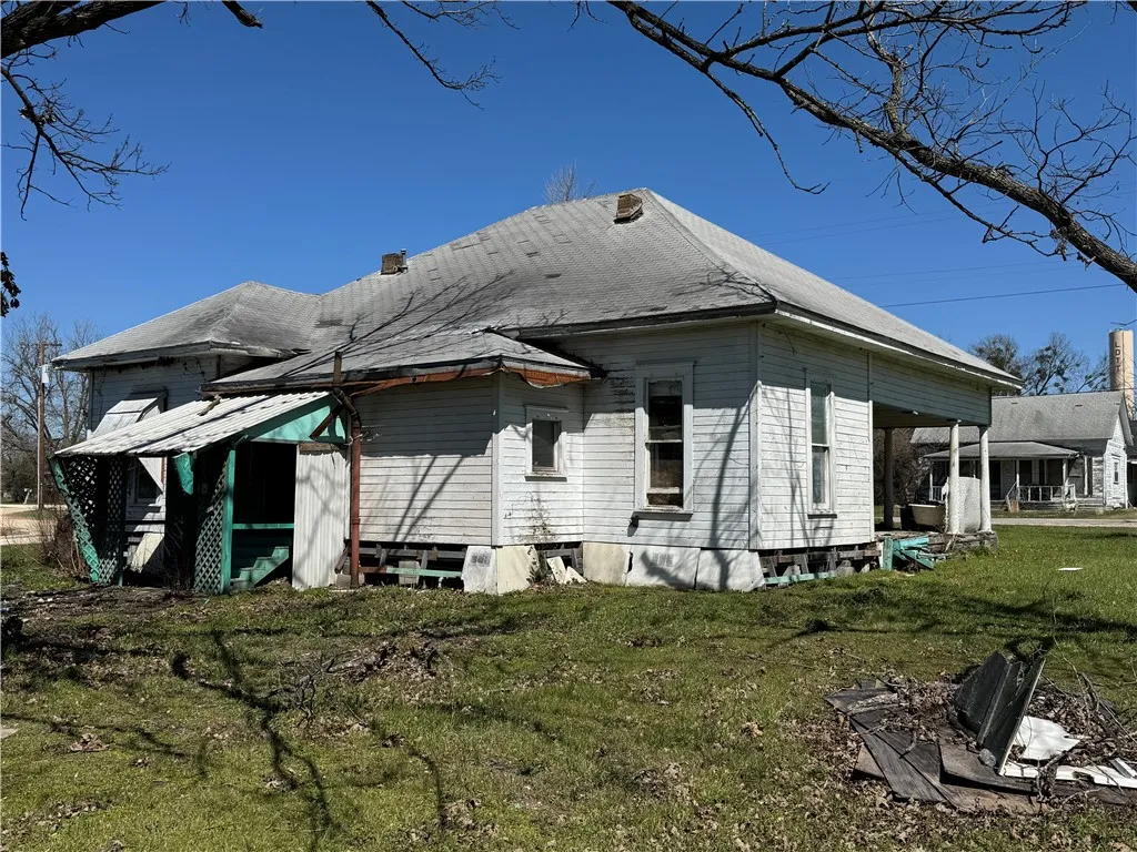 Single Family Residence For Sale in Falls County , 320 N 5th Street, Lott, Texas 76656, 3 Bedroom, 1 Bathroom, Garage spaces, 1,407 Sqft, built in 0, mls#229177, Real Estate Agent in Lott, Homes For Sale in Falls county, Homes For Sale in Lott, Realtor in Lott Texas, Real Estate Brokerage Independent Realty Texas, Luminita Cordes Realtor