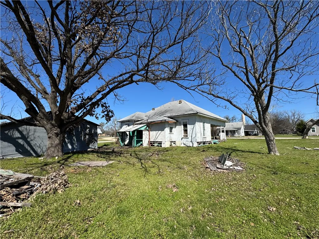 Single Family Residence For Sale in Falls County , 320 N 5th Street, Lott, Texas 76656, 3 Bedroom, 1 Bathroom, Garage spaces, 1,407 Sqft, built in 0, mls#229177, Real Estate Agent in Lott, Homes For Sale in Falls county, Homes For Sale in Lott, Realtor in Lott Texas, Real Estate Brokerage Independent Realty Texas, Luminita Cordes Realtor