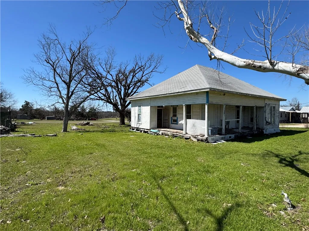 Single Family Residence For Sale in Falls County , 320 N 5th Street, Lott, Texas 76656, 3 Bedroom, 1 Bathroom, Garage spaces, 1,407 Sqft, built in 0, mls#229177, Real Estate Agent in Lott, Homes For Sale in Falls county, Homes For Sale in Lott, Realtor in Lott Texas, Real Estate Brokerage Independent Realty Texas, Luminita Cordes Realtor