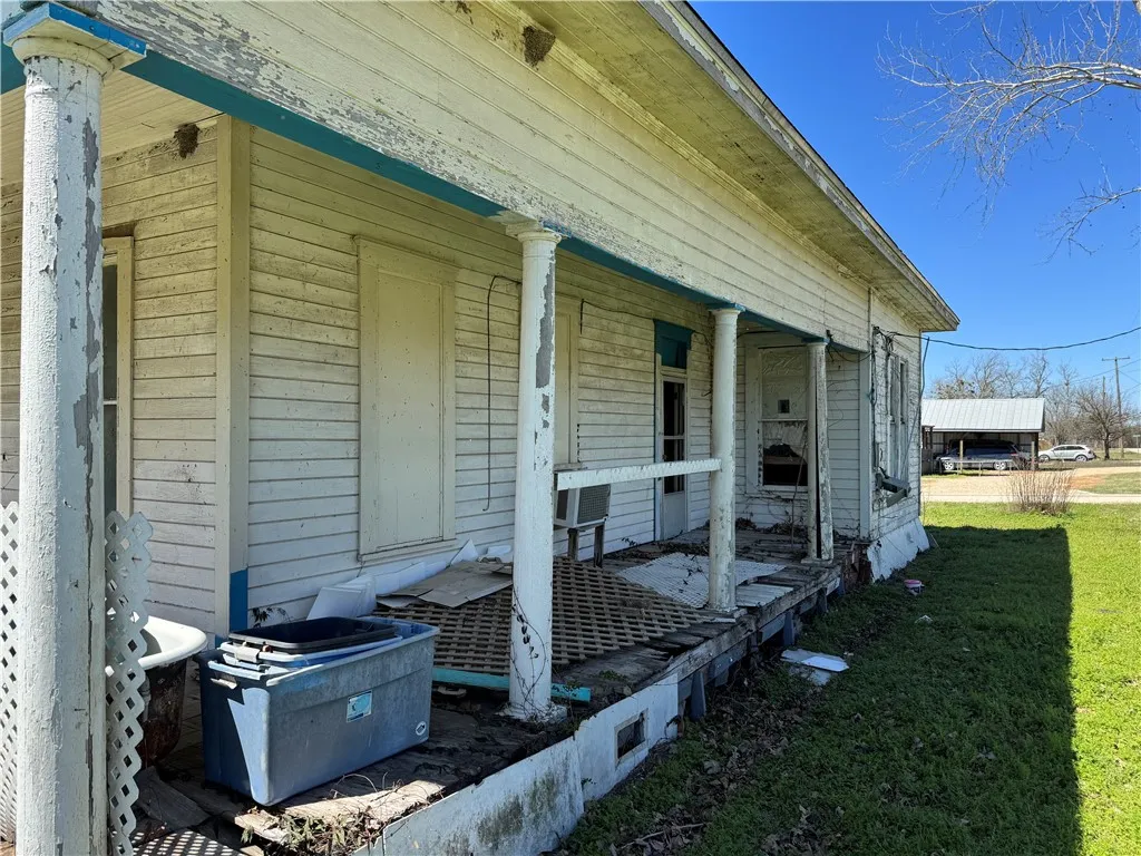 Single Family Residence For Sale in Falls County , 320 N 5th Street, Lott, Texas 76656, 3 Bedroom, 1 Bathroom, Garage spaces, 1,407 Sqft, built in 0, mls#229177, Real Estate Agent in Lott, Homes For Sale in Falls county, Homes For Sale in Lott, Realtor in Lott Texas, Real Estate Brokerage Independent Realty Texas, Luminita Cordes Realtor